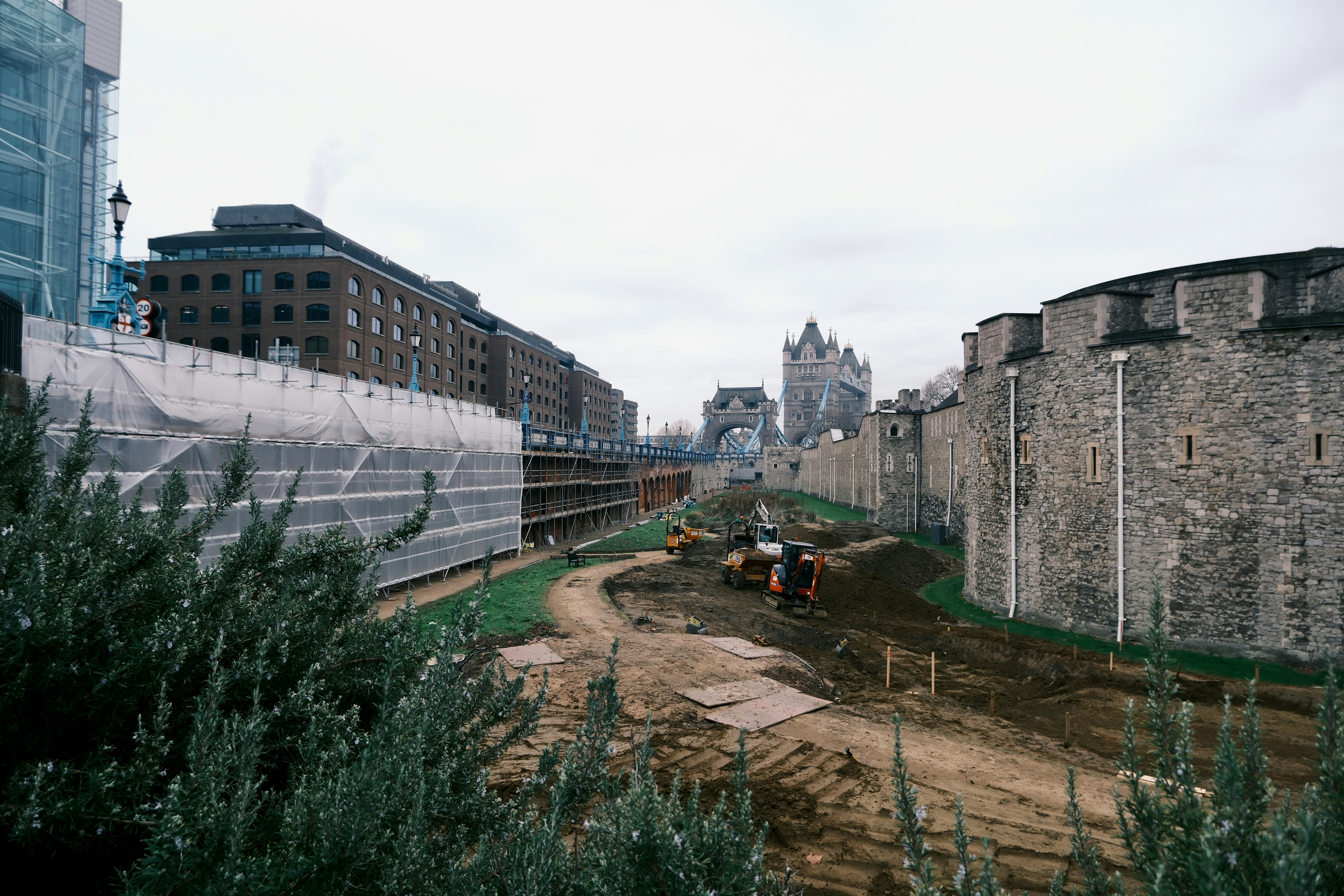 Sitio de construcción cerca de edificios históricos en Londres Terreno en preparación