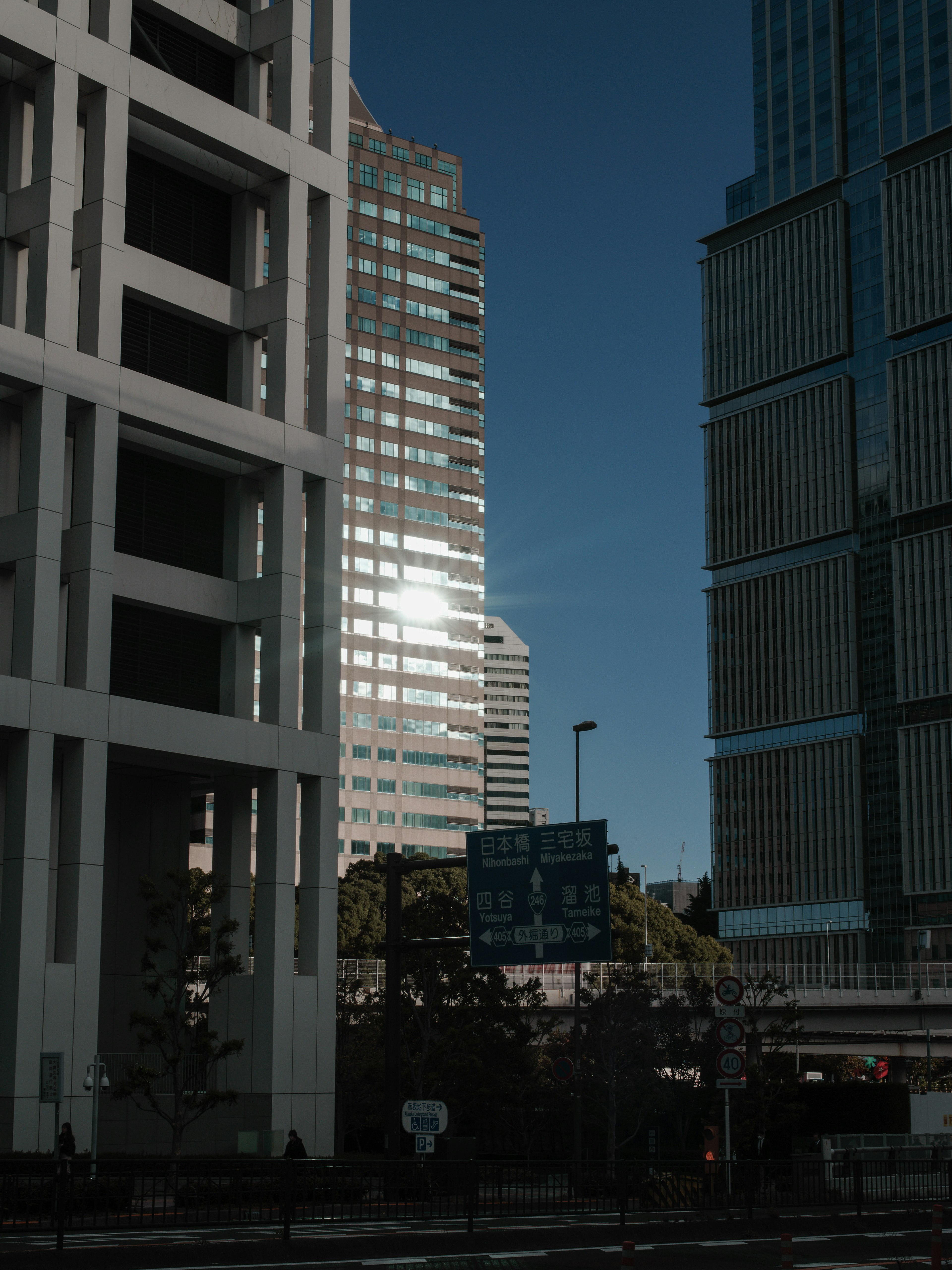 Paysage urbain avec des gratte-ciels reflétant la lumière du soleil