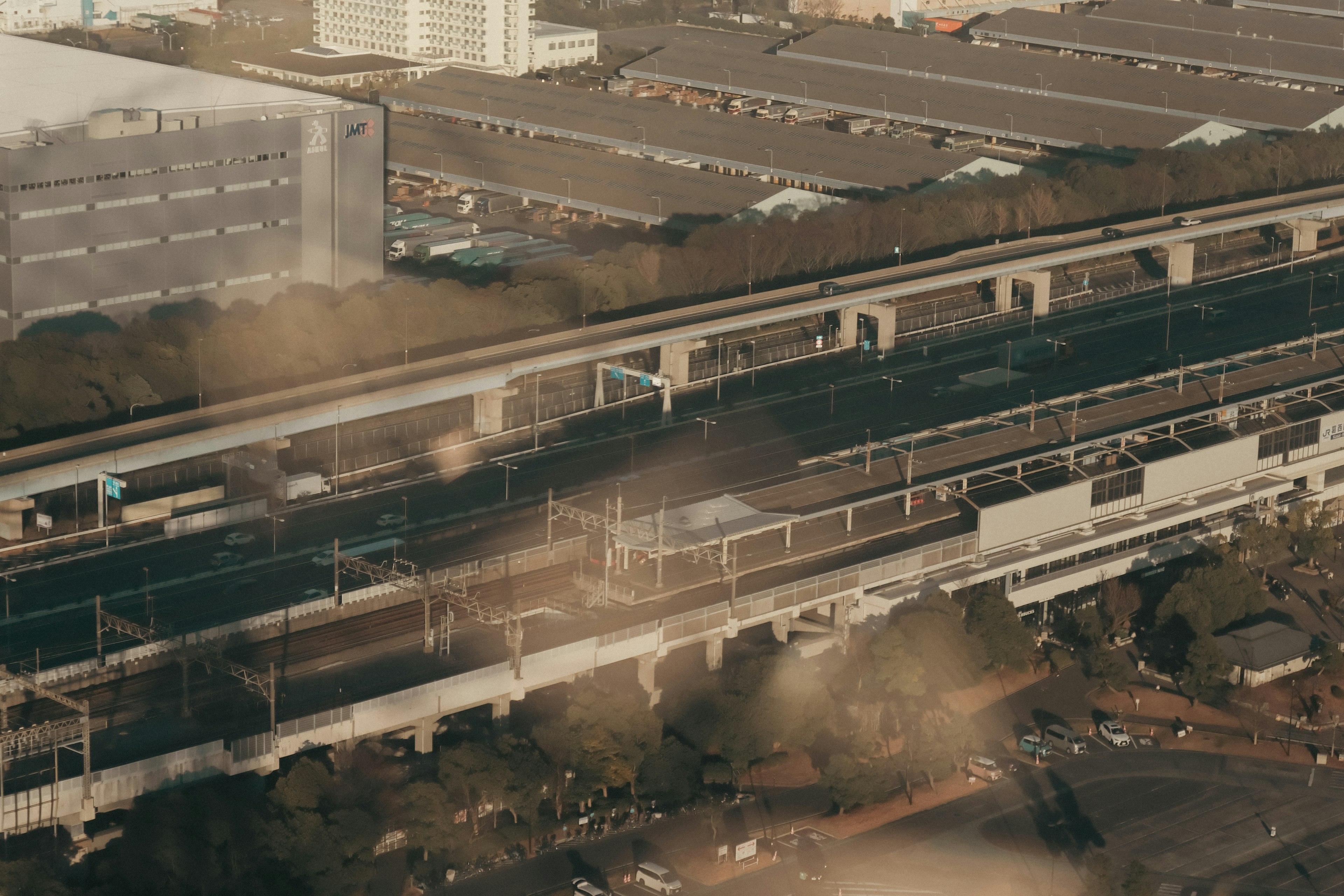 高架道路と鉄道が交差する都市の風景