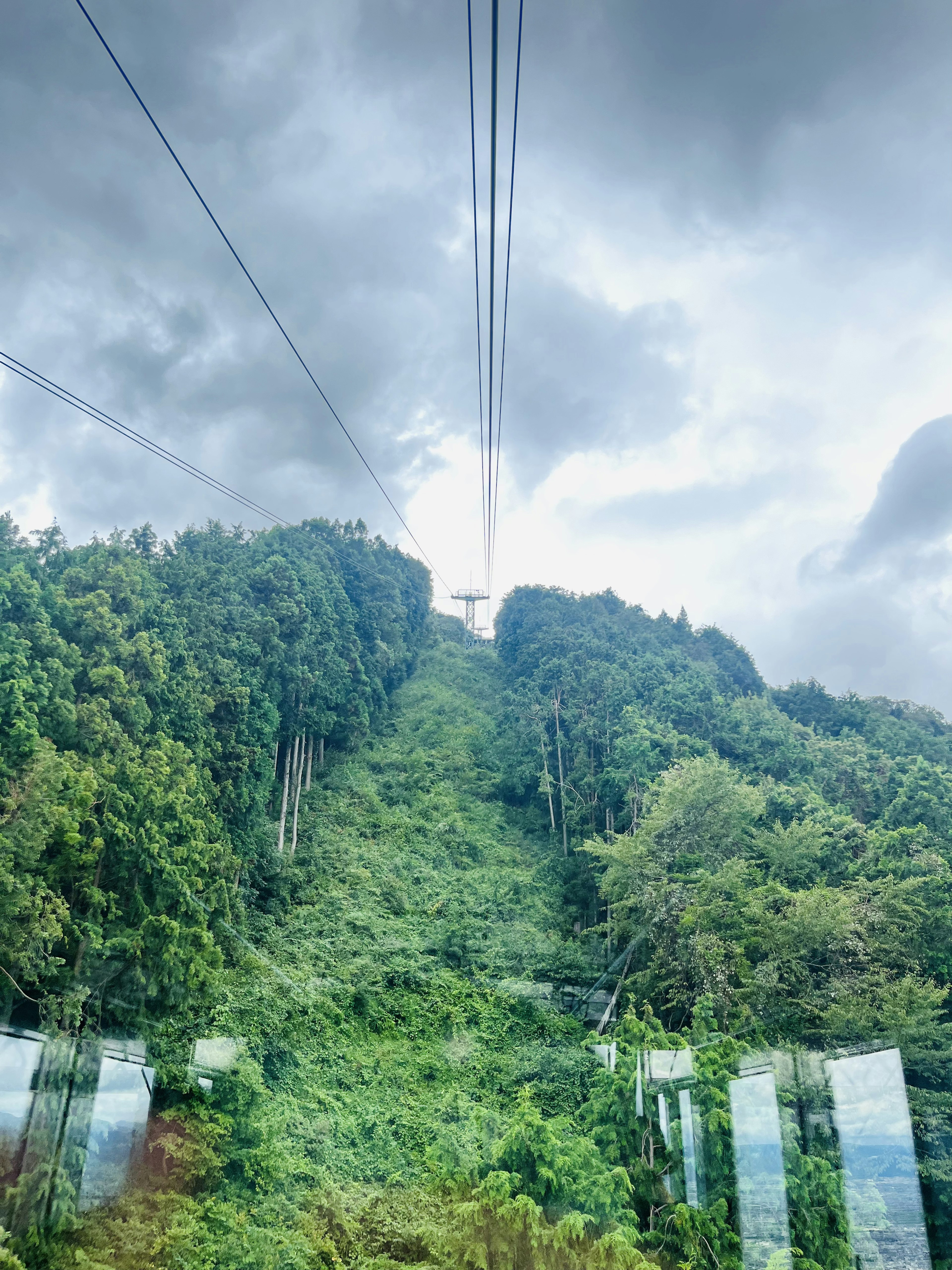 緑豊かな山とケーブルカーの風景 雲が多い空