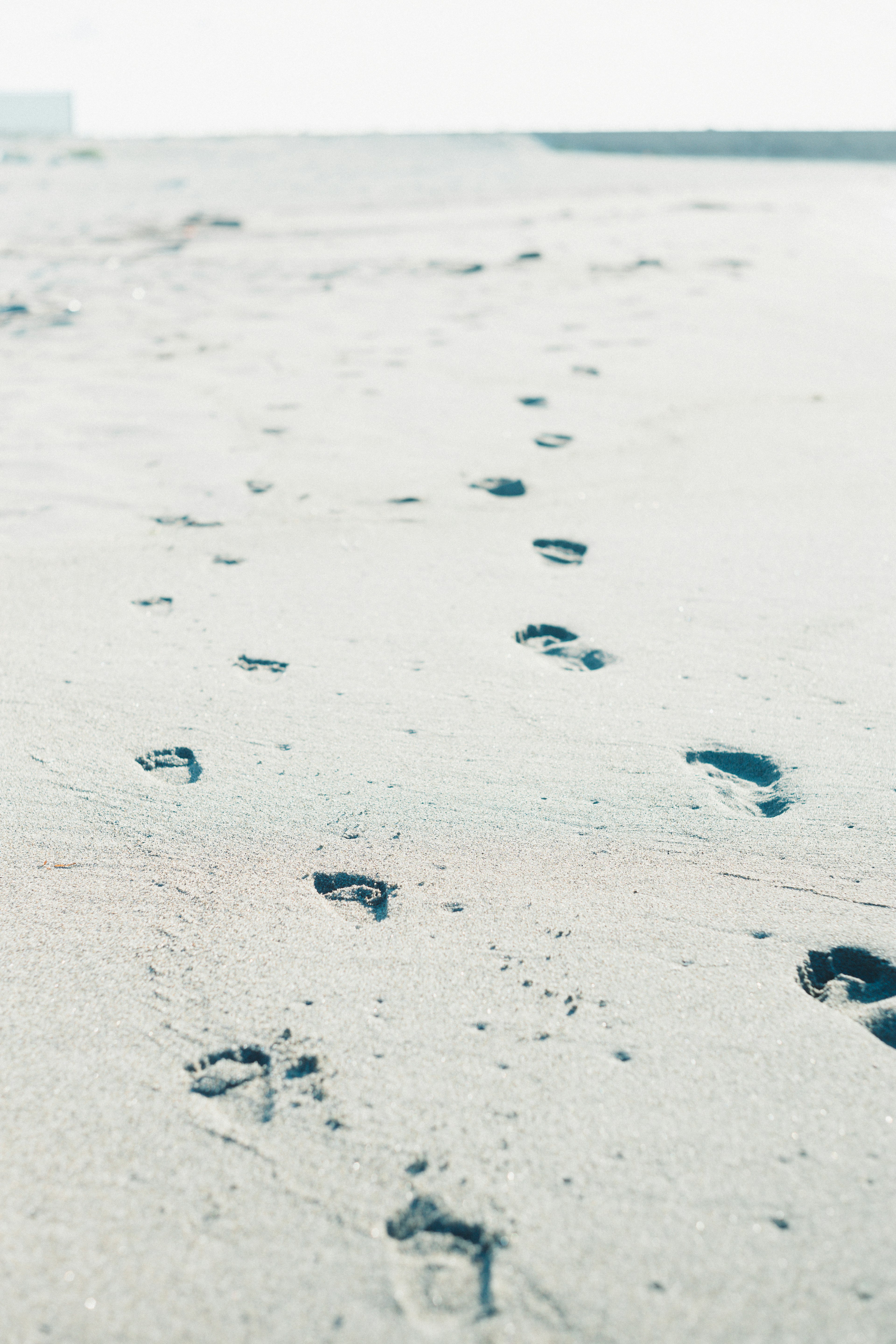 Gros plan de traces de pas sur la plage de sable