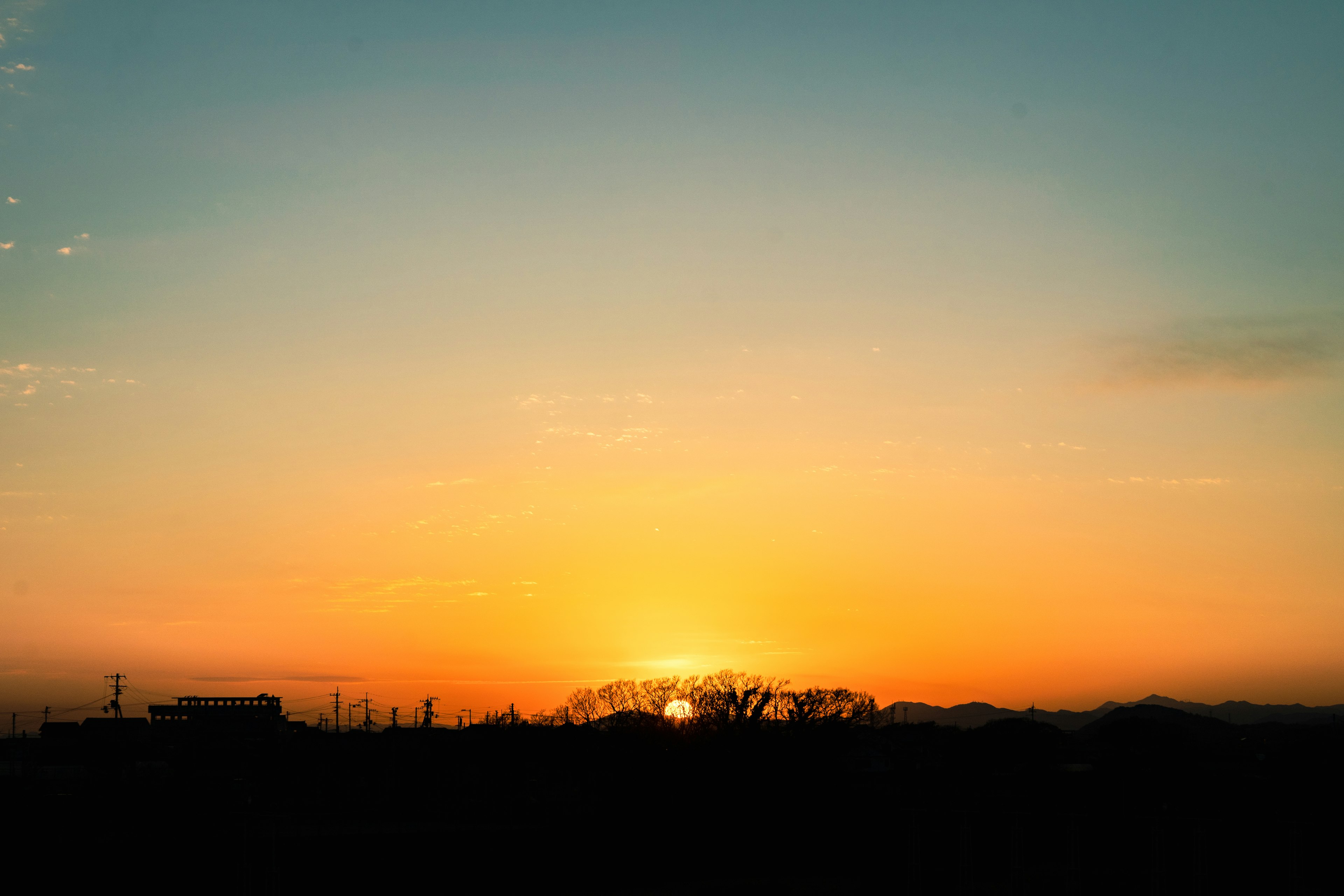 Schöne Landschaft eines Sonnenuntergangs mit lebhaftem orange-blauen Himmel