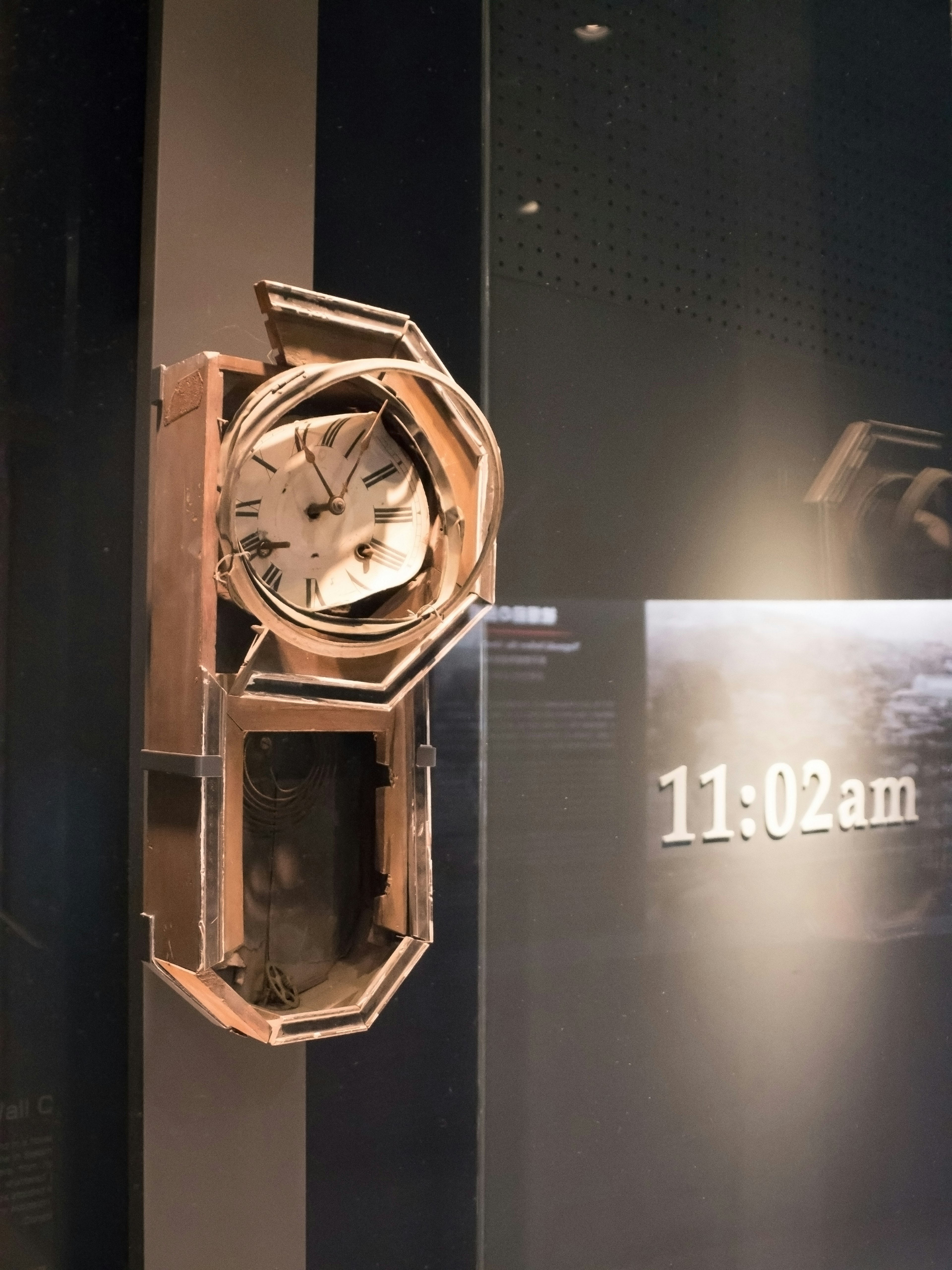 Un reloj expuesto en un museo que muestra las 11:02