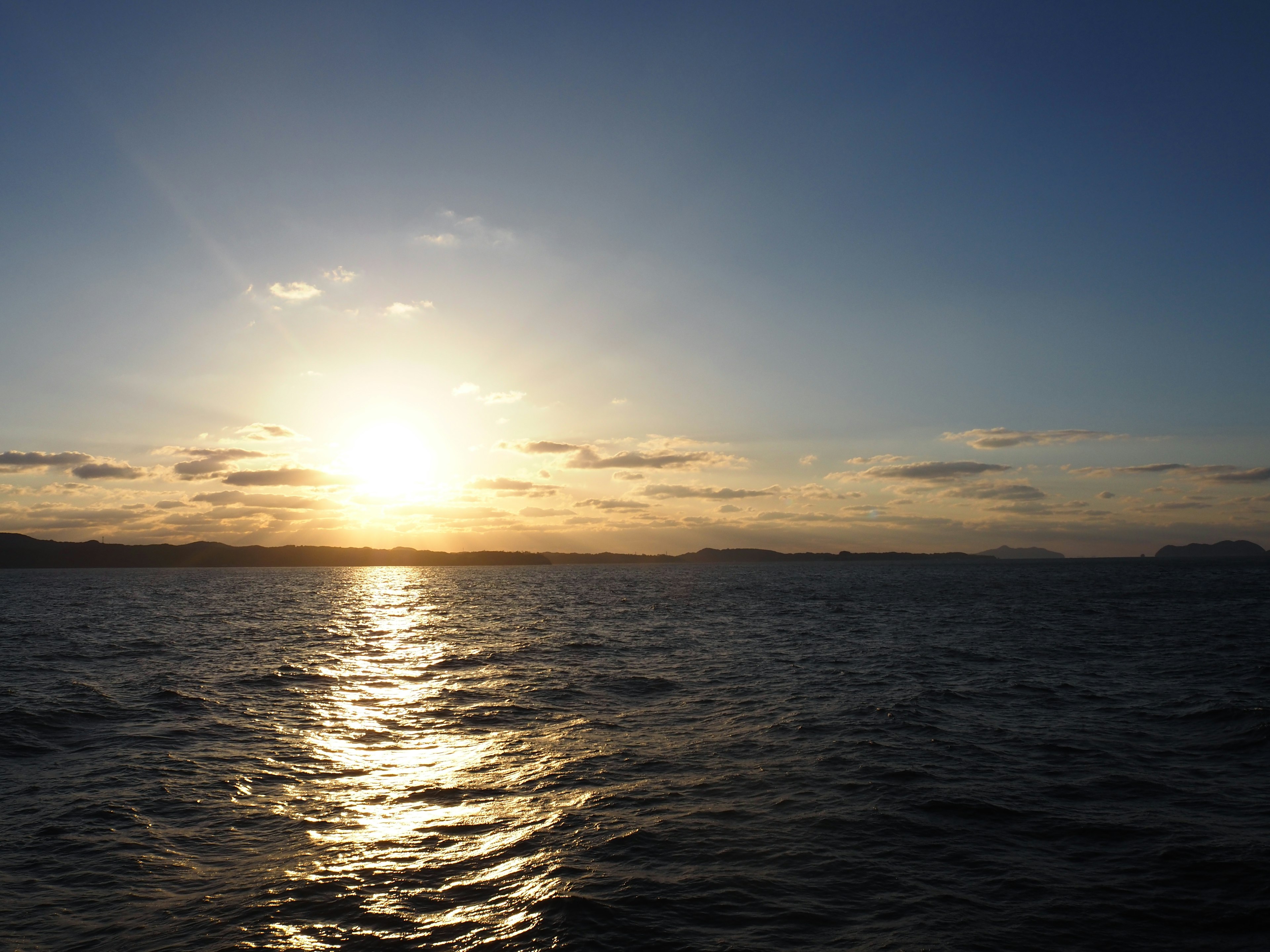 Hermoso atardecer sobre el horizonte del océano