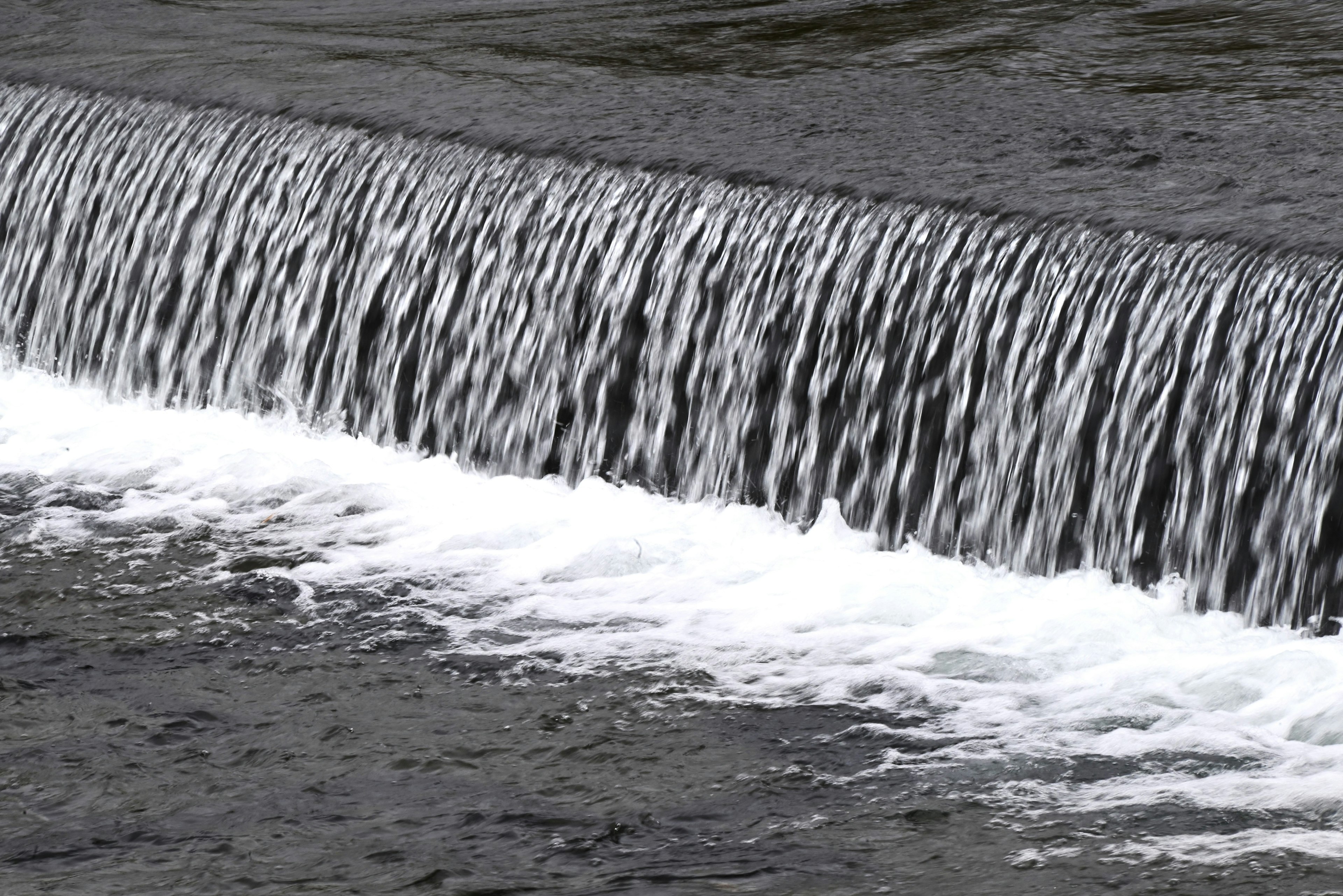 水流が滝のように落ちる様子が捉えられた画像