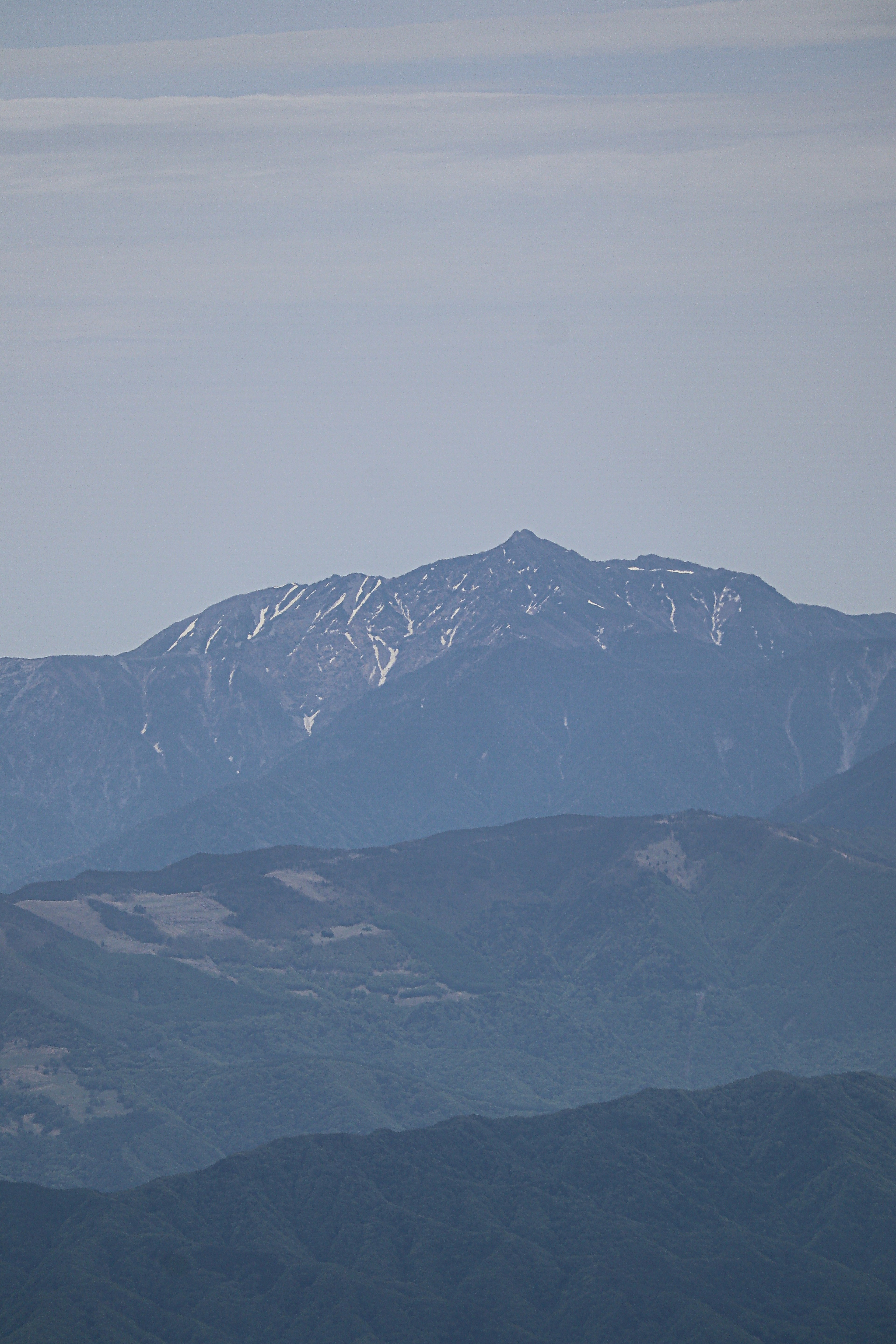 Paysage de montagne enneigée sous un ciel bleu