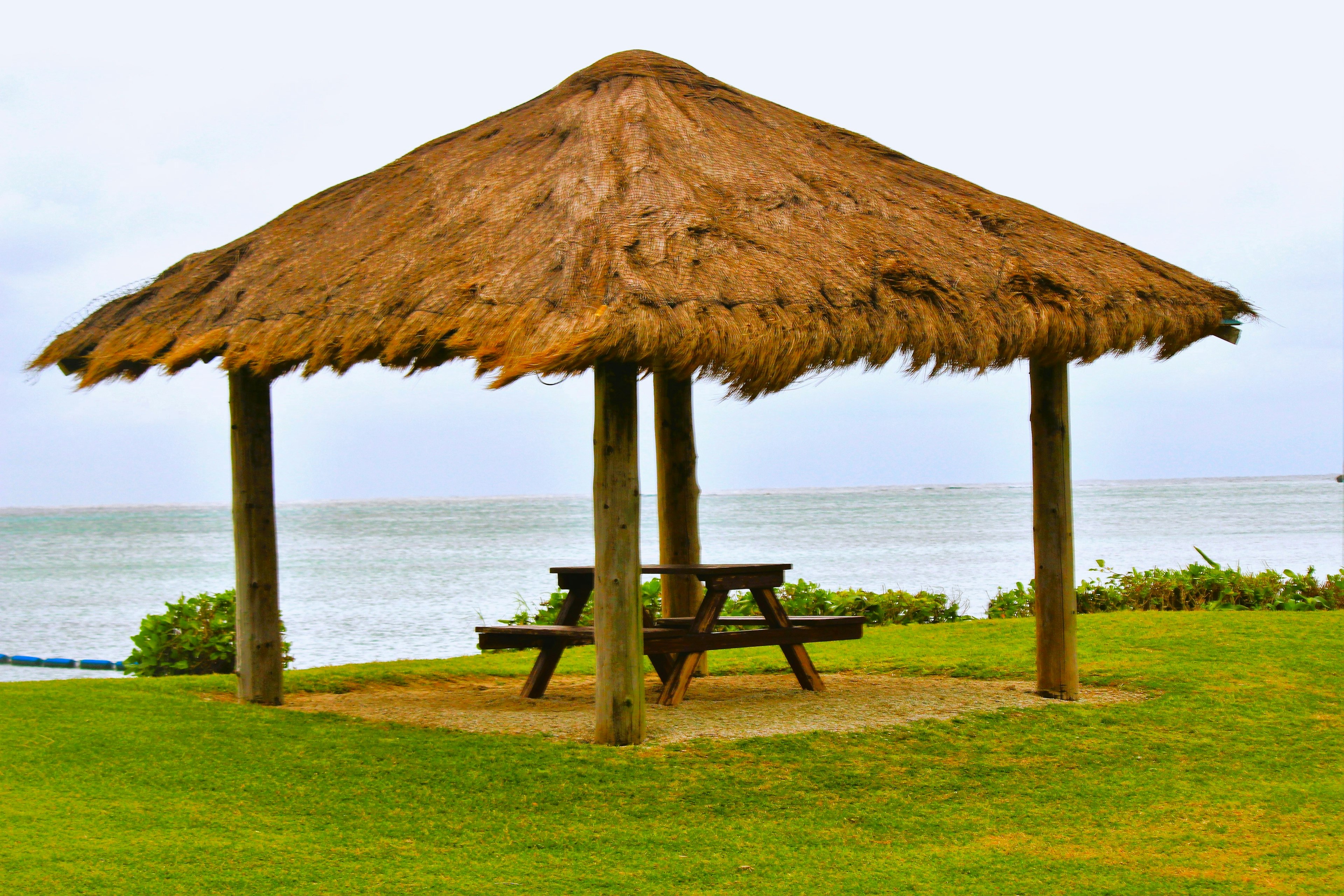 Reetdach-Gazebo am Meer mit Picknicktisch