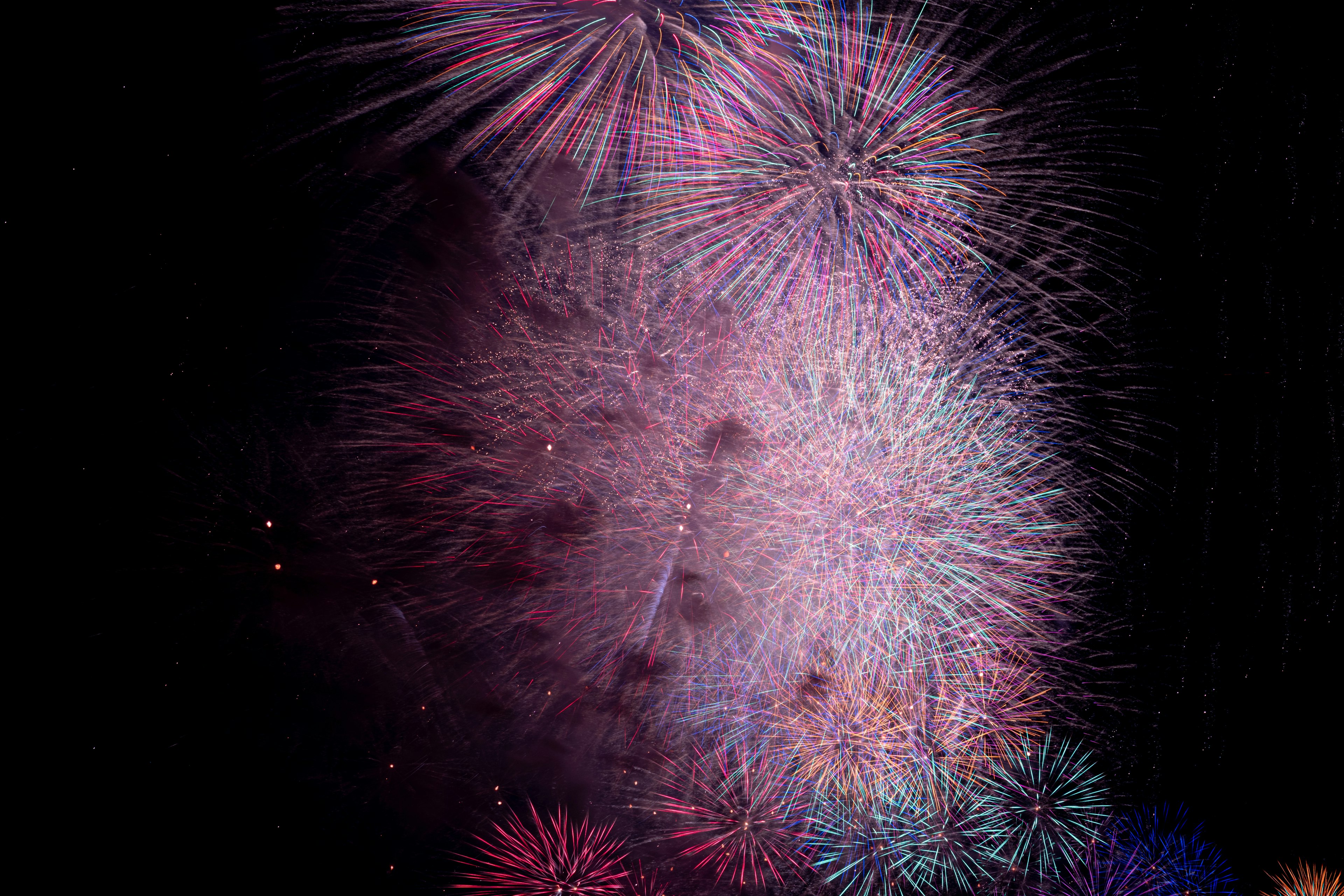 Fuochi d'artificio colorati che esplodono in un cielo notturno creando una scena magica