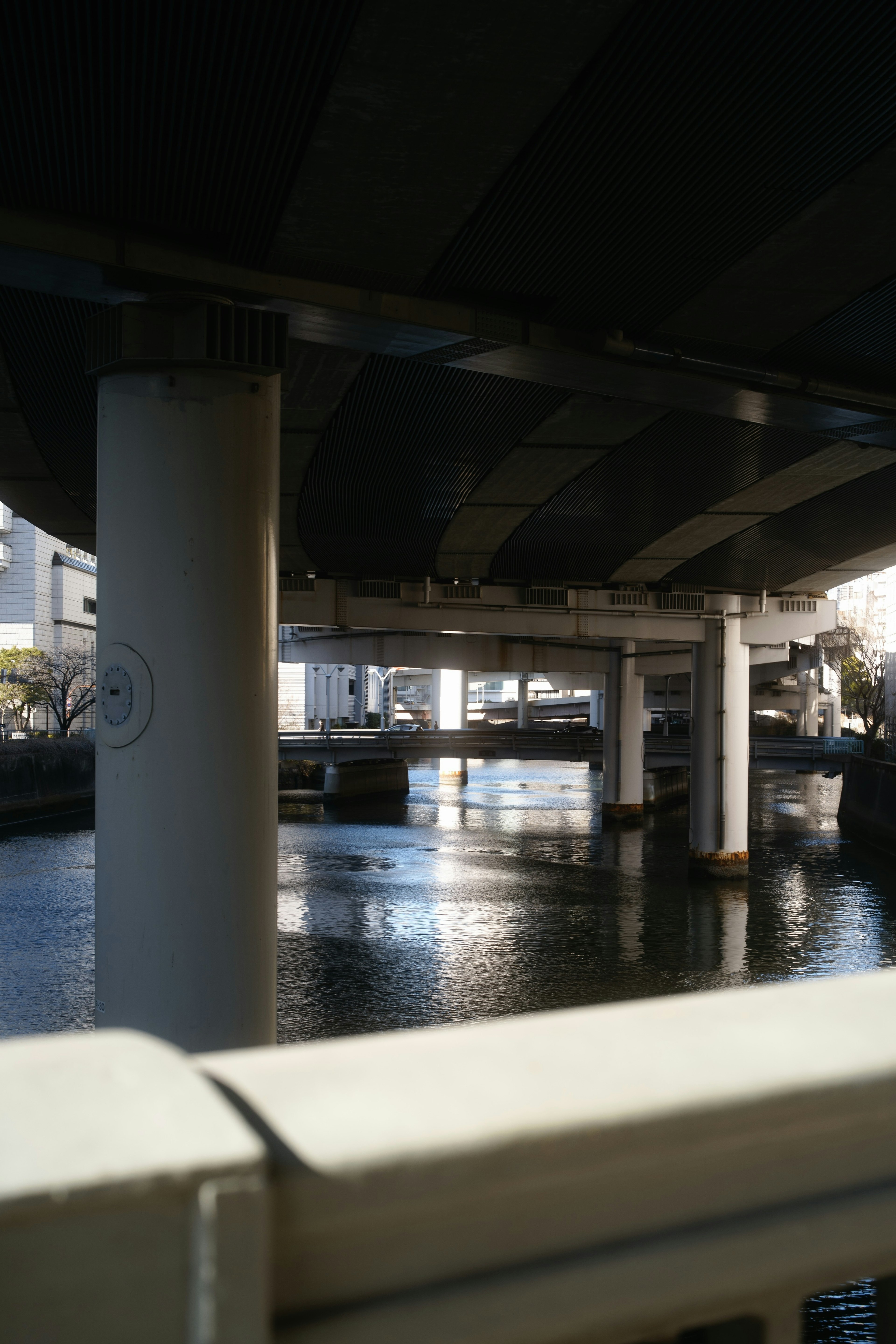 Unter einem Brücke mit Wasseroberfläche und strukturellen Säulen