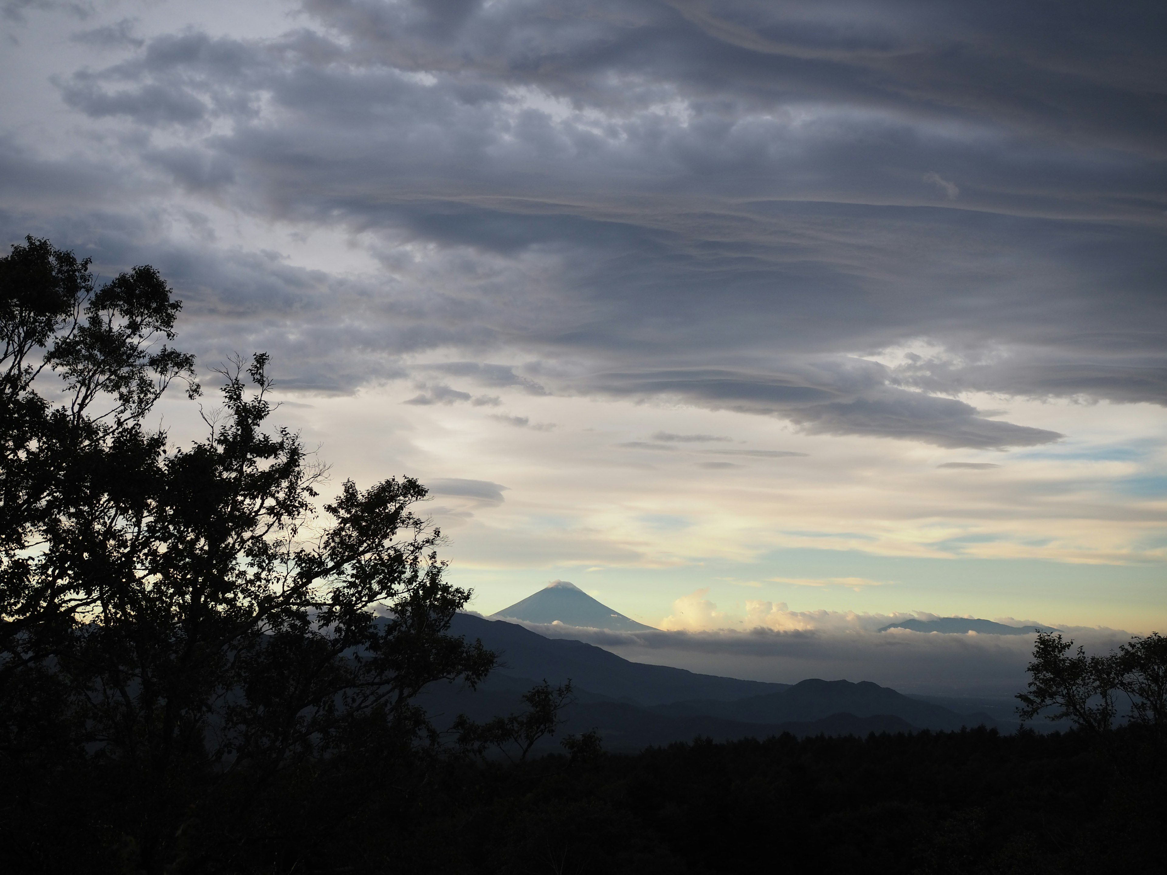 Awan dramatis di atas gunung saat senja