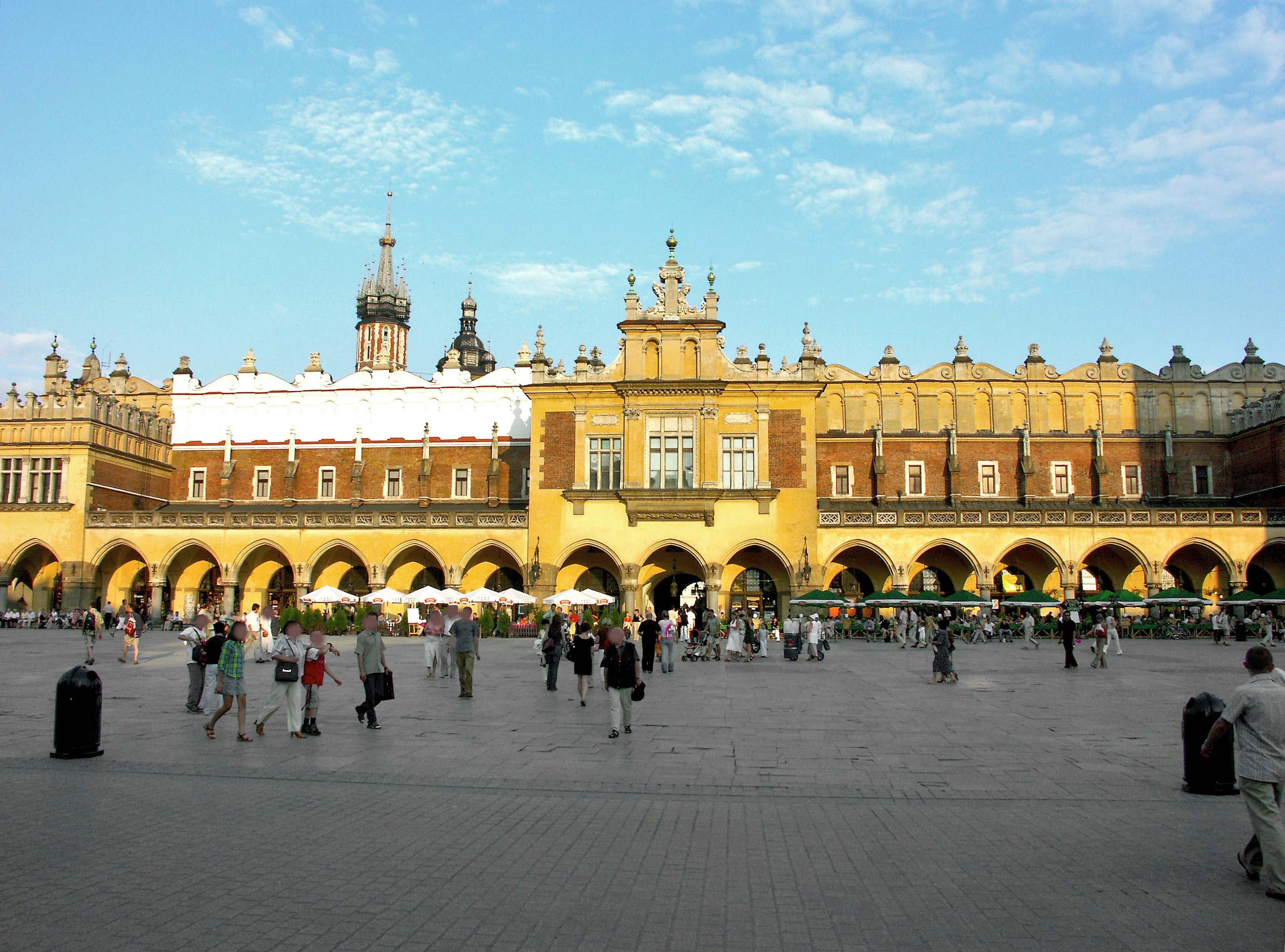 Vue de la place principale de Cracovie animée par des gens