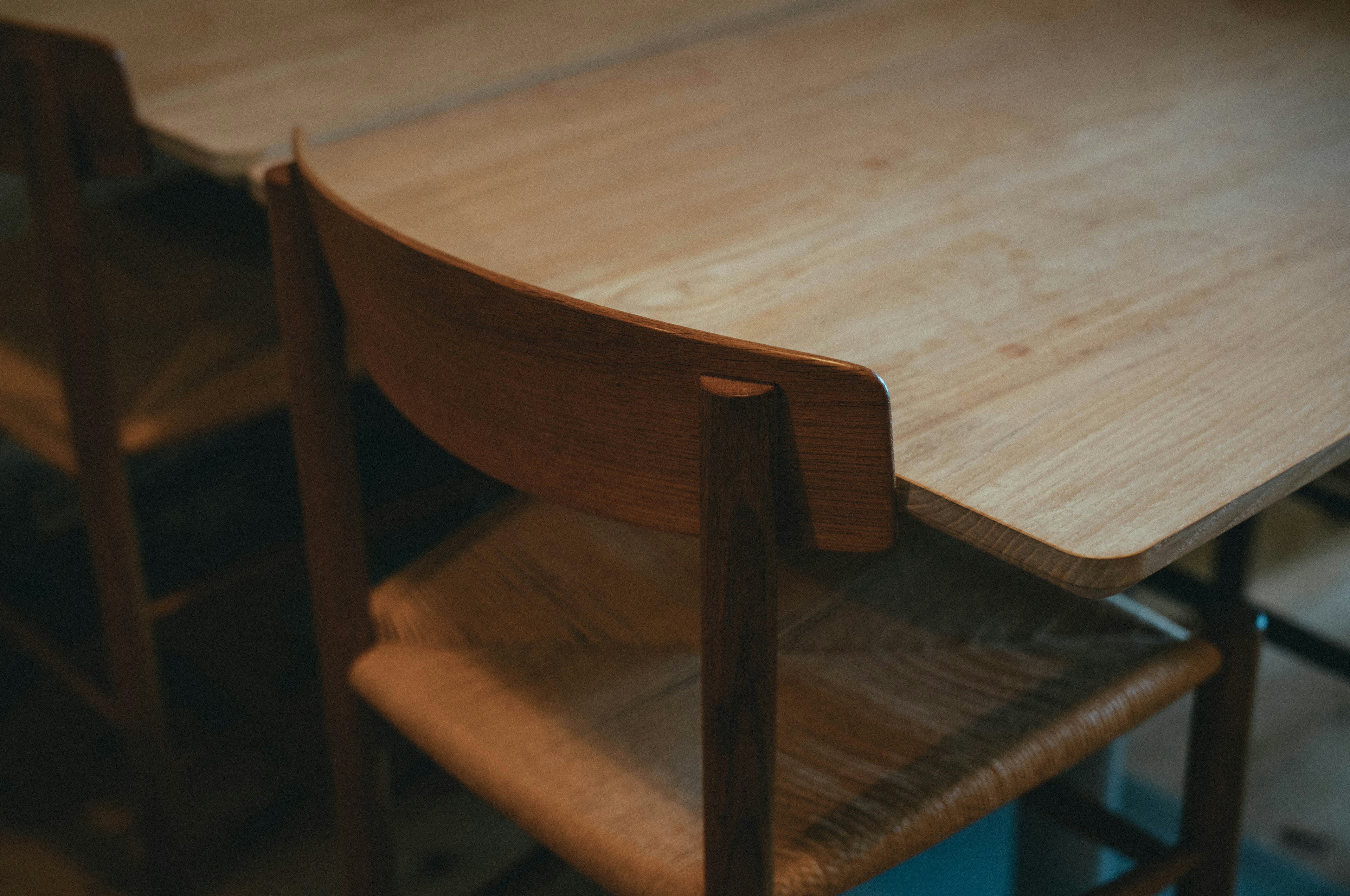 Área de comedor simple con mesa y sillas de madera