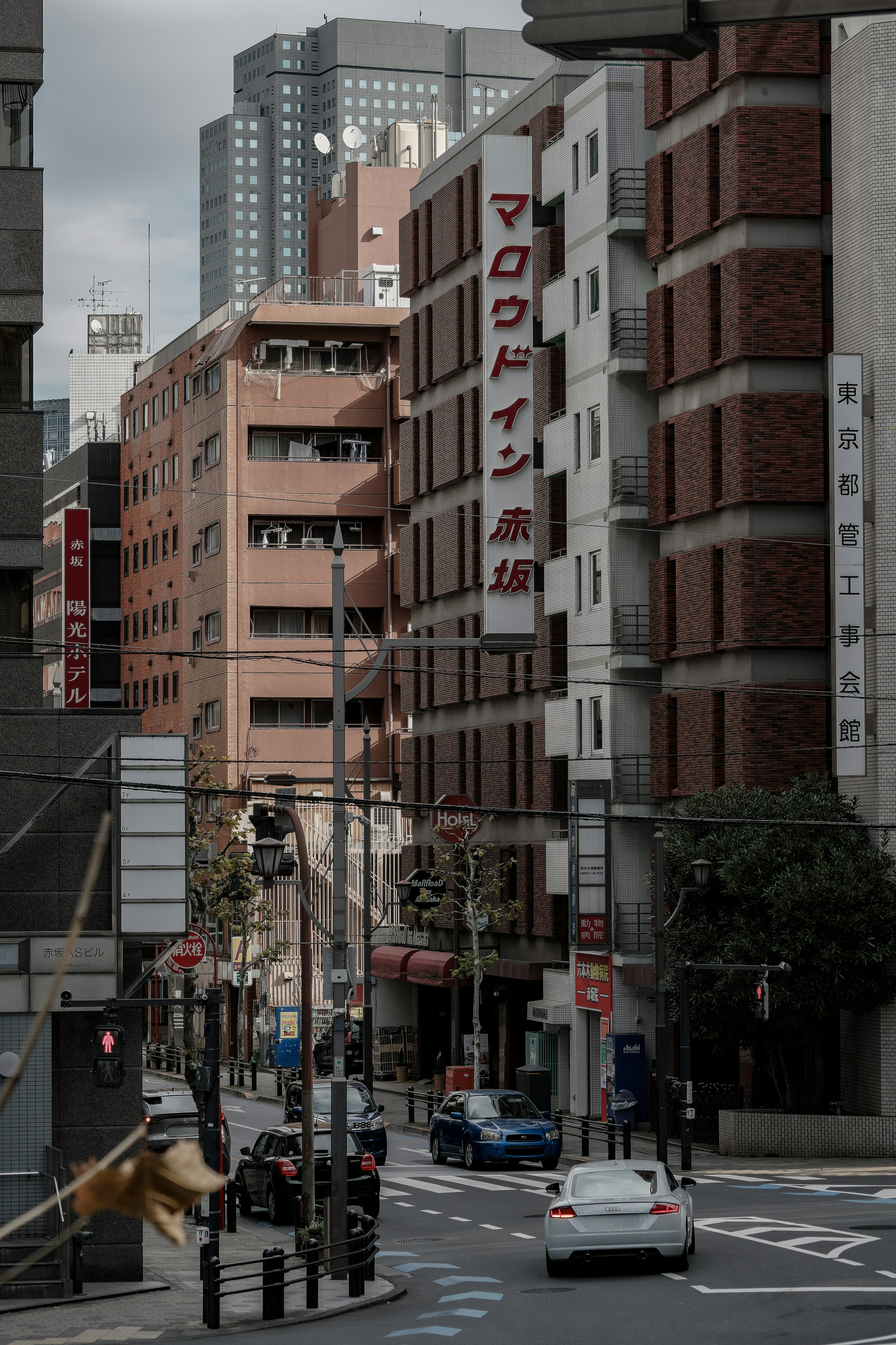 東京の街並みと高層ビルが見える通りの風景