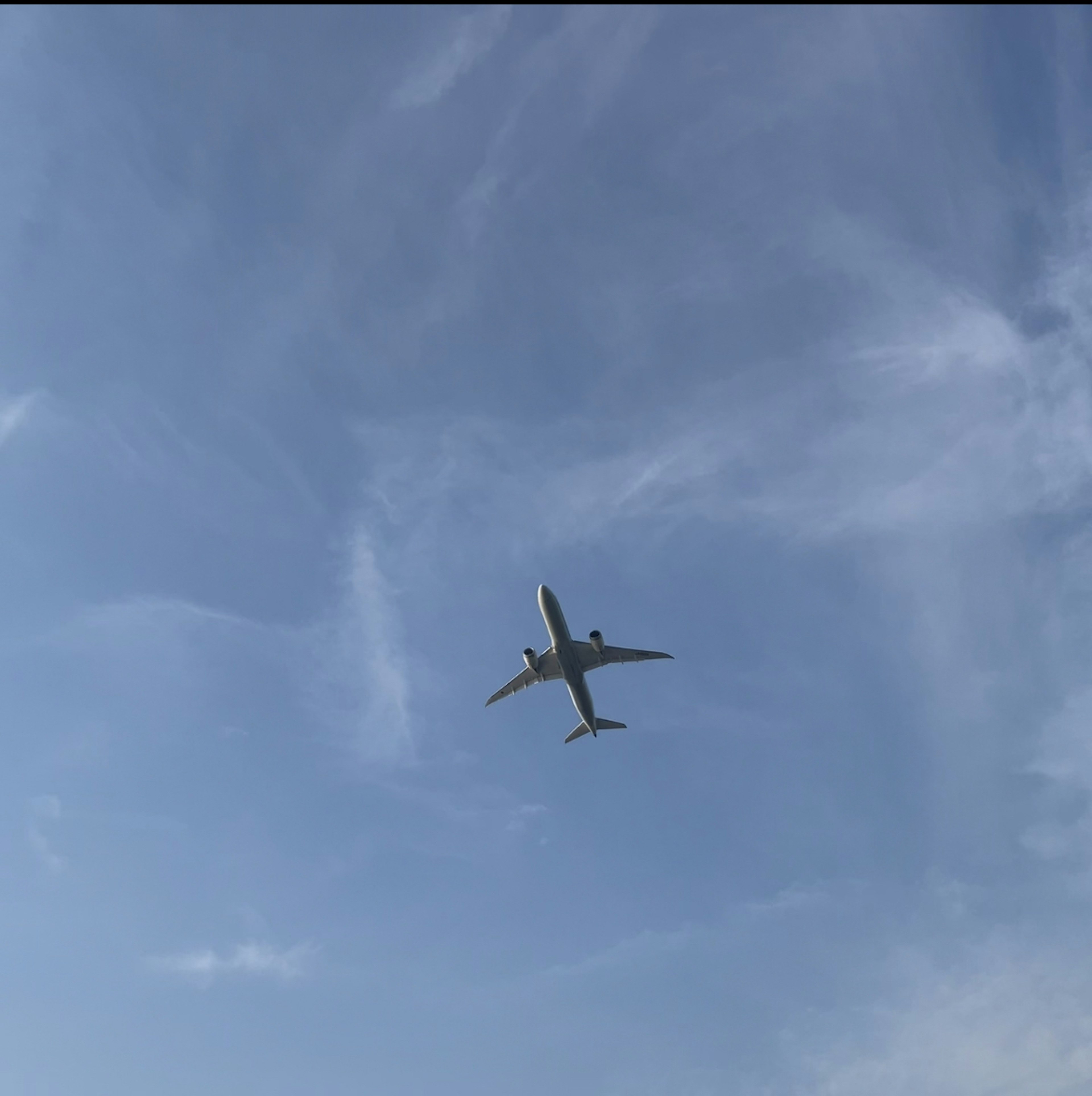 Flugzeug fliegt in einem klaren blauen Himmel