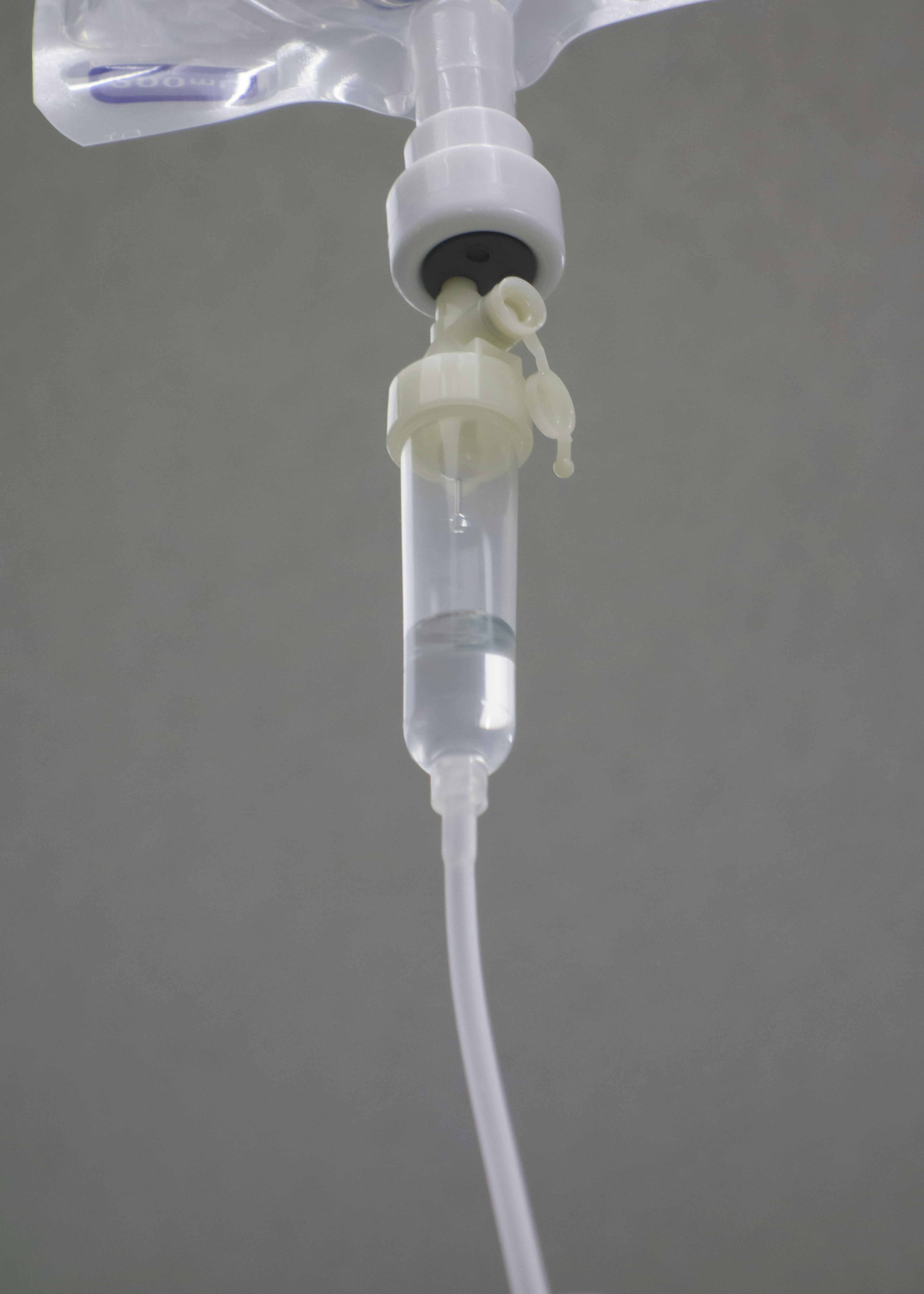 Partie d'une perfusion médicale montrant un liquide clair qui s'écoule