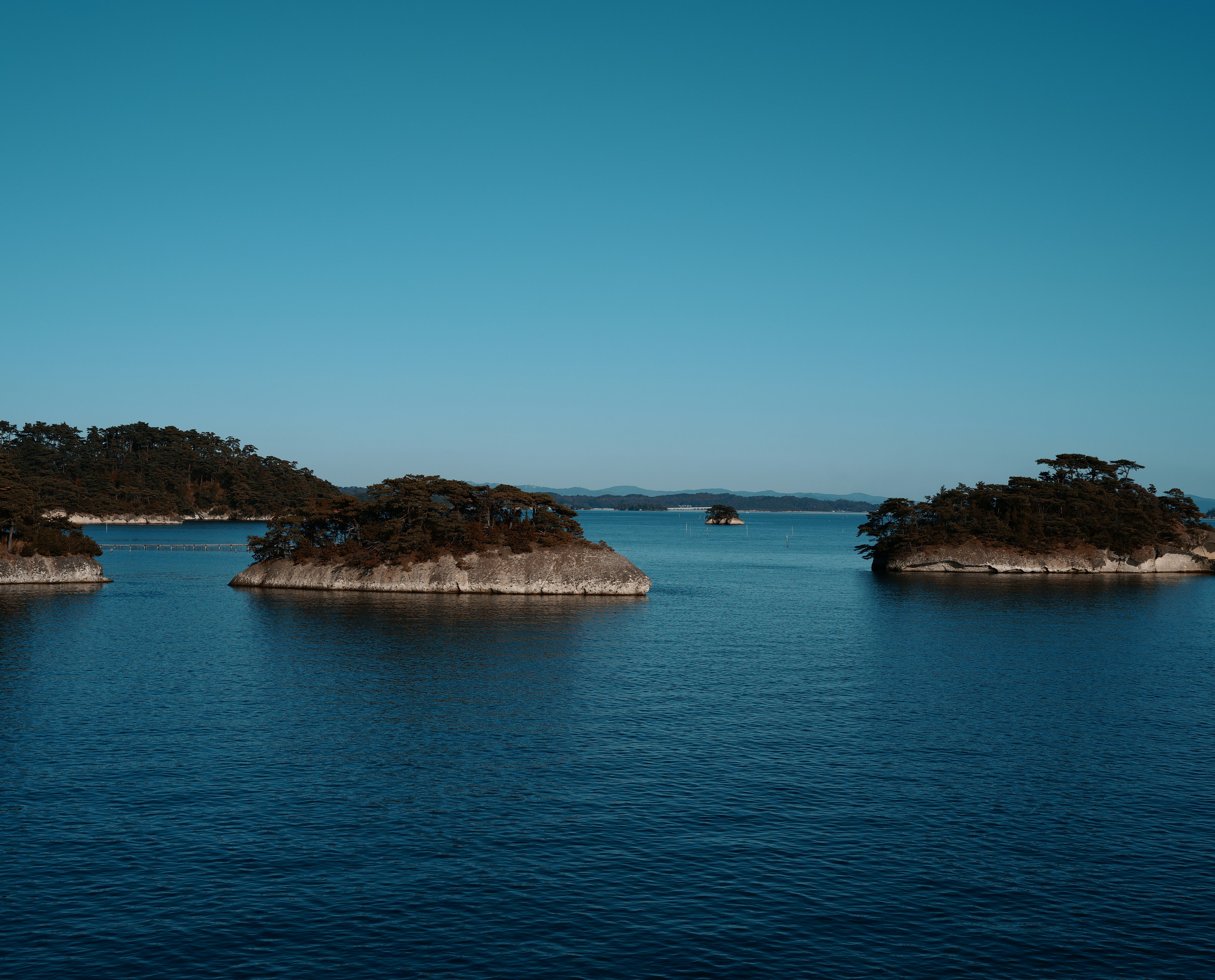 美しい海と小さな島々の風景