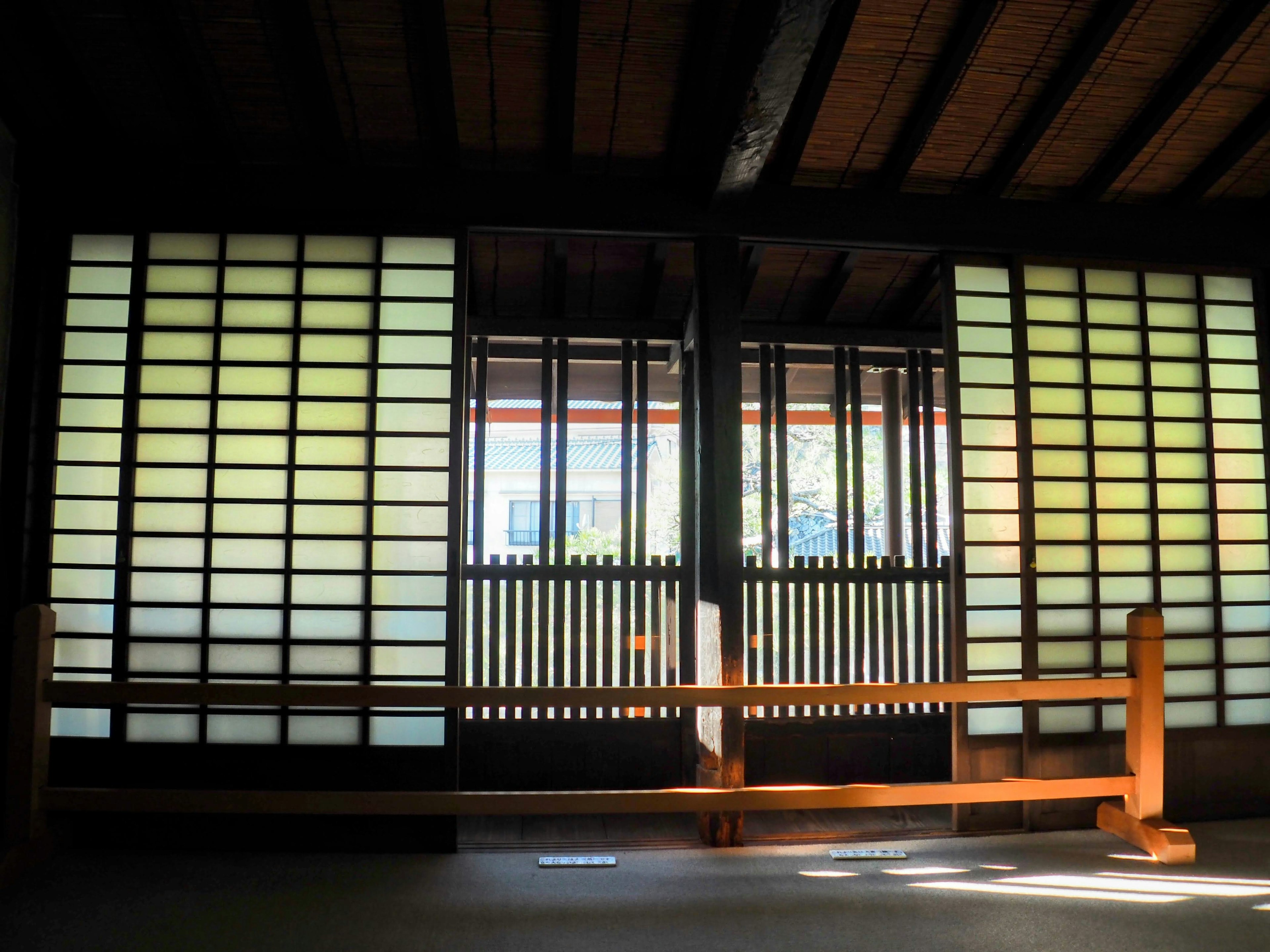 Intérieur d'une pièce japonaise traditionnelle avec des écrans shoji et une balustrade en bois