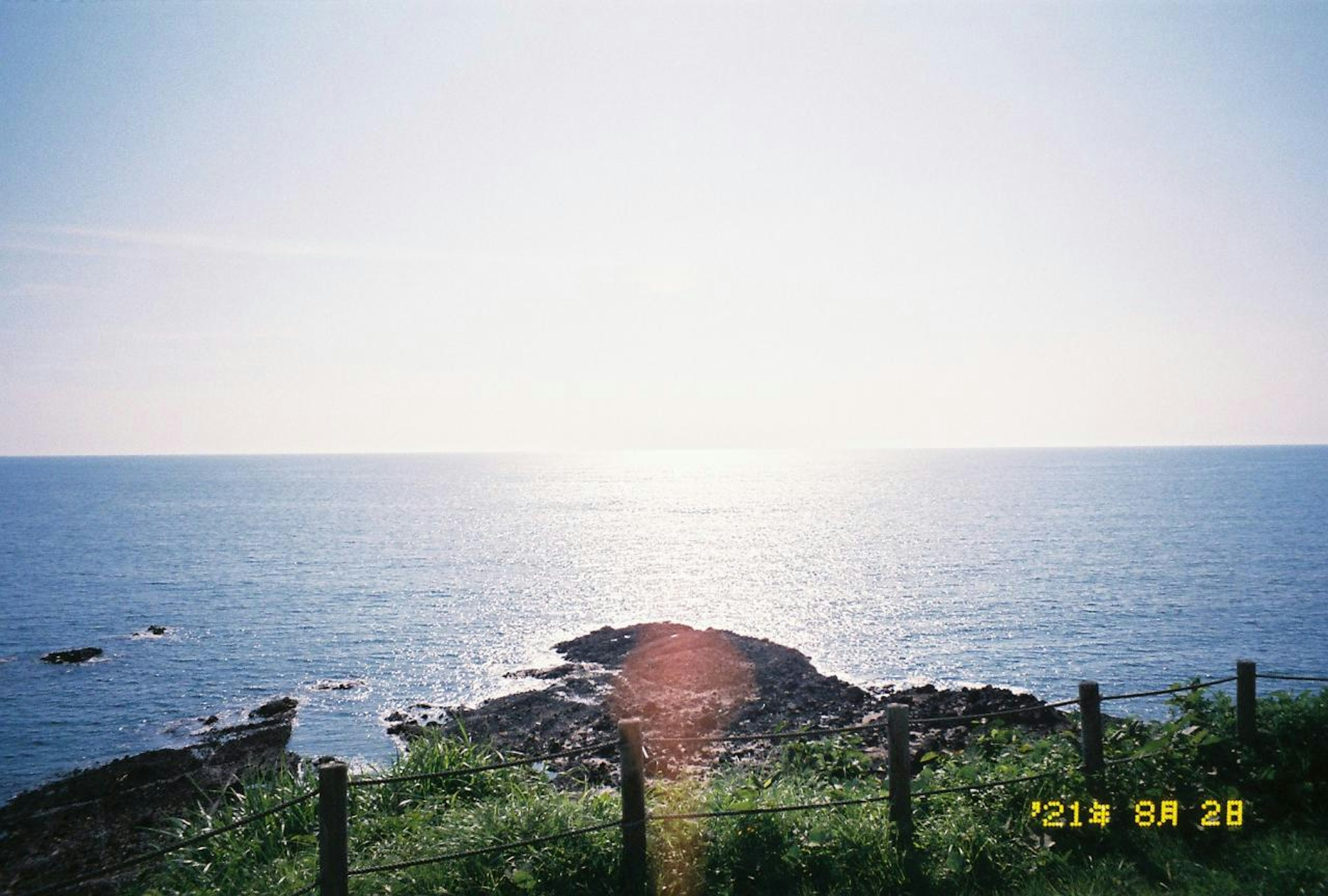 青い海と岩のある風景の日差しが輝いている