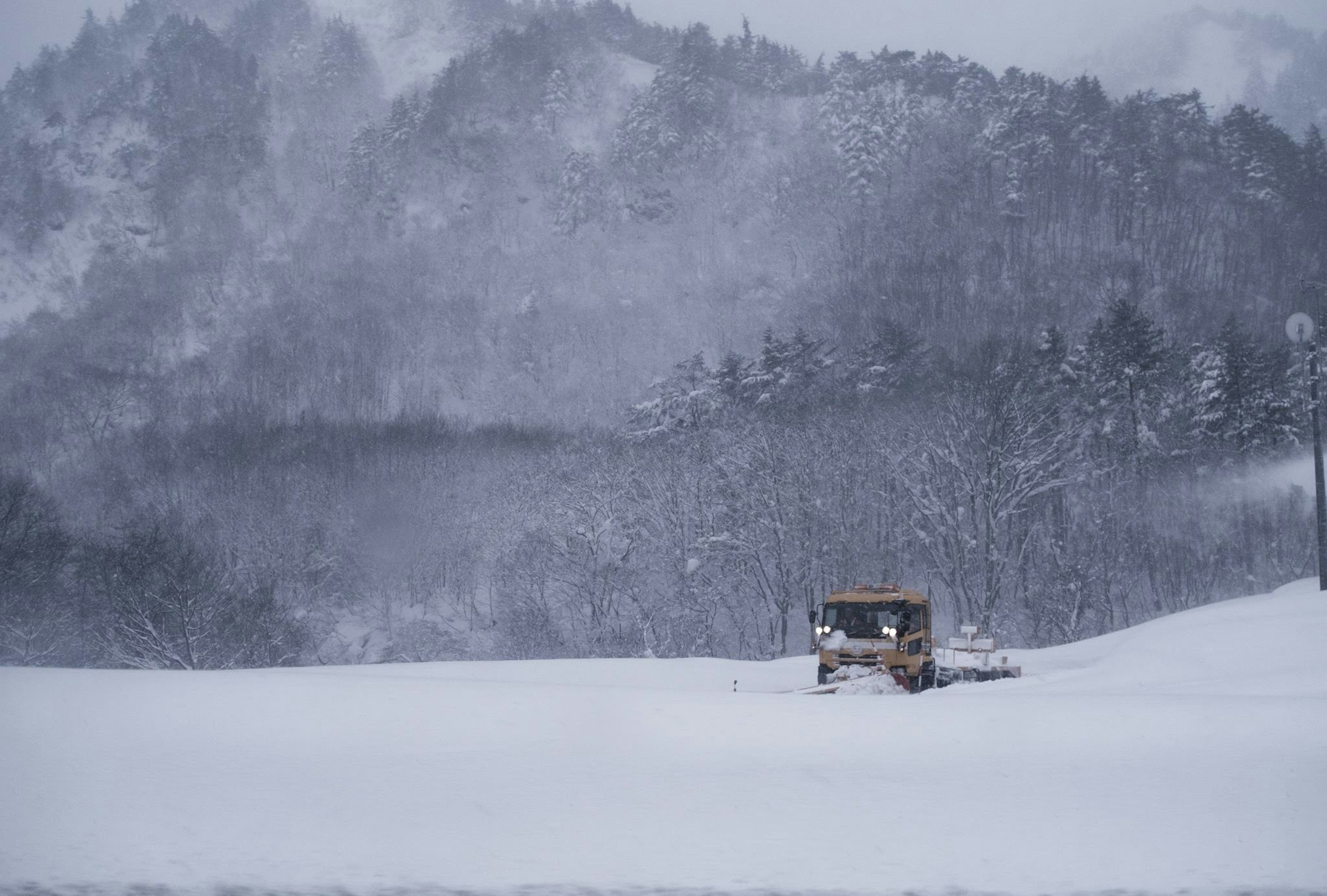 Winterlandschaft mit einer Hütte in einer schneebedeckten Umgebung