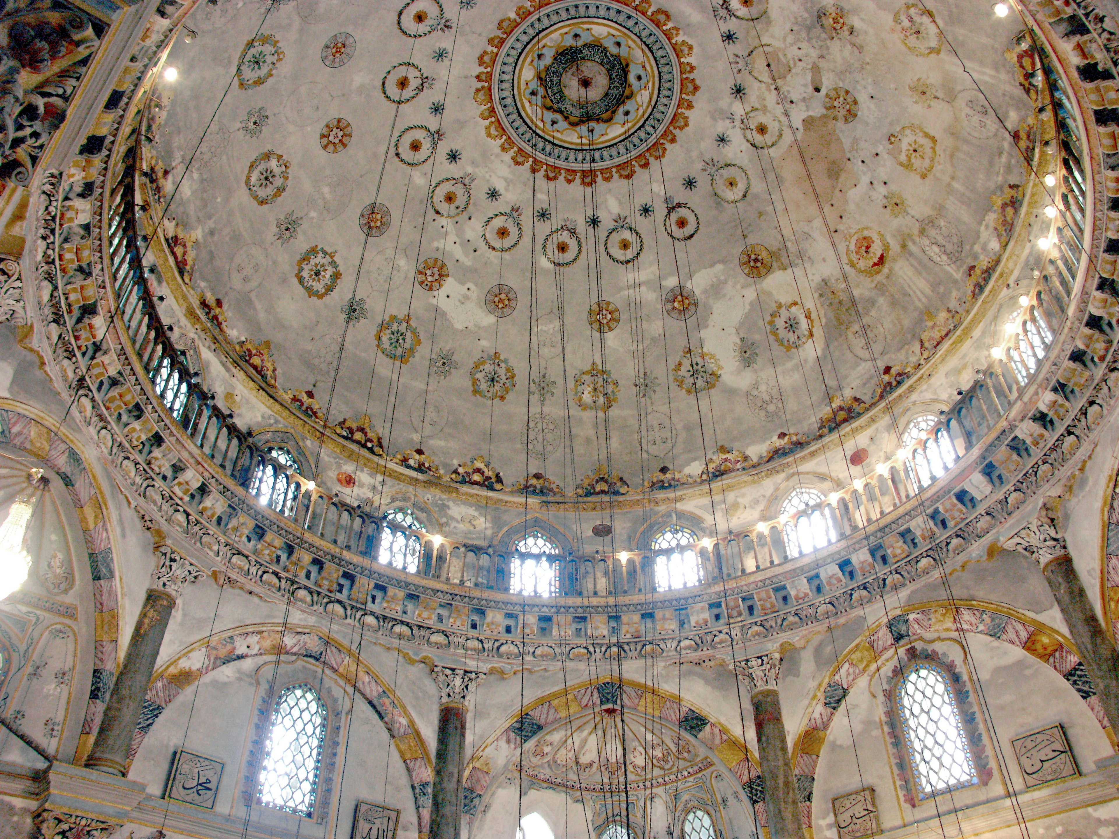 Vista interna di una cupola storica con motivi decorativi e archi