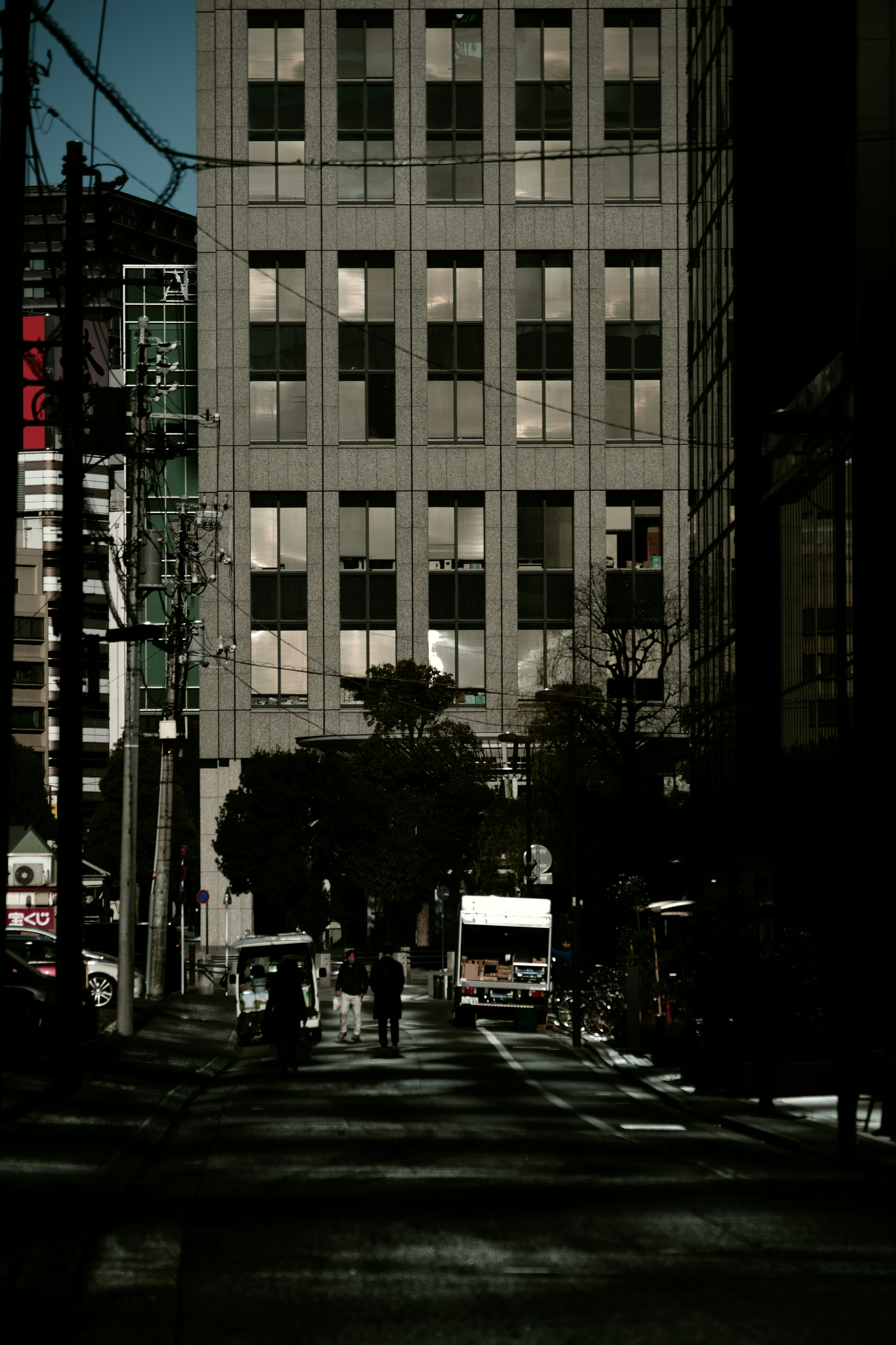 暗い街並みにそびえる高層ビルと通りの風景