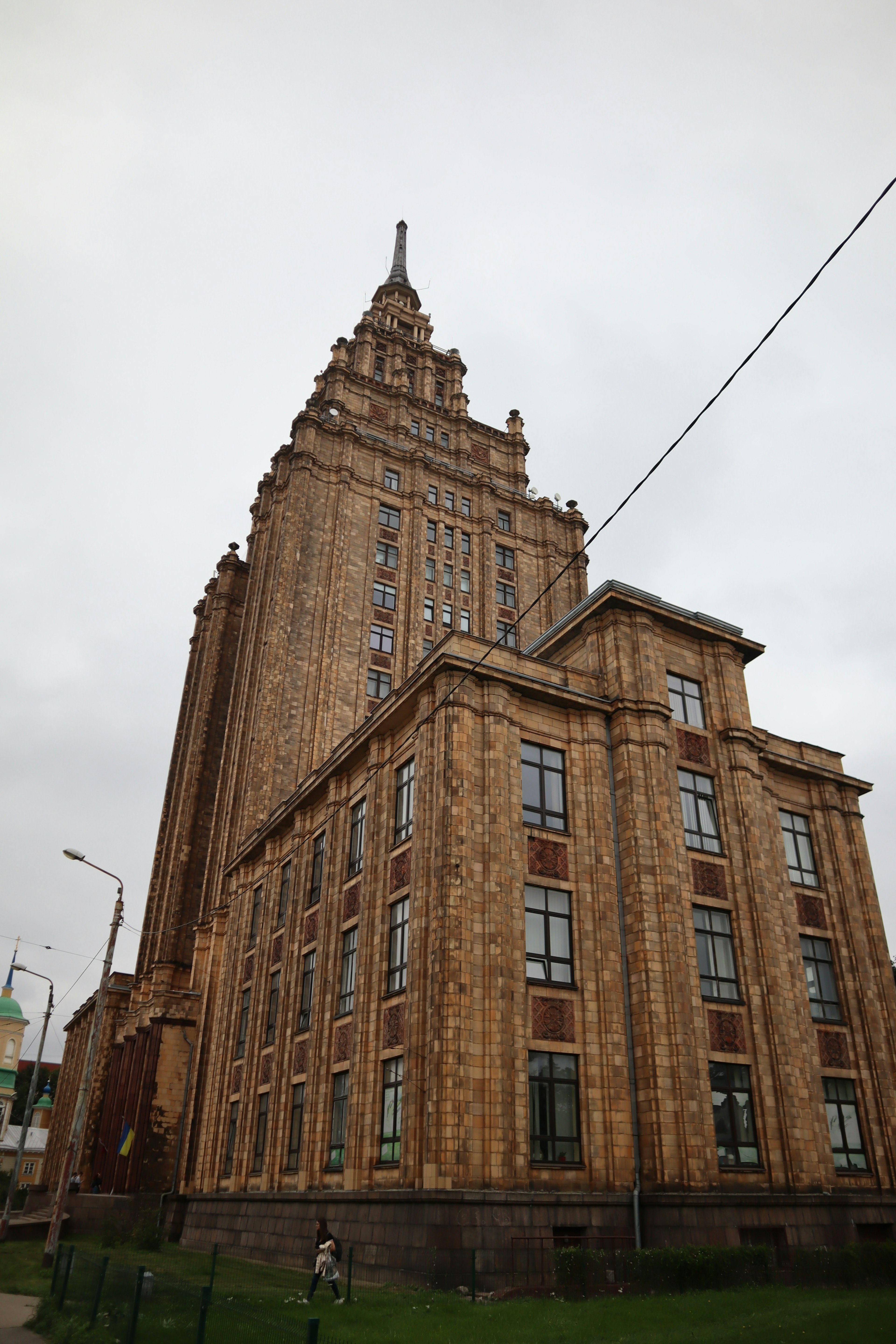 Edificio alto bajo un cielo nublado mostrando detalles arquitectónicos intrincados