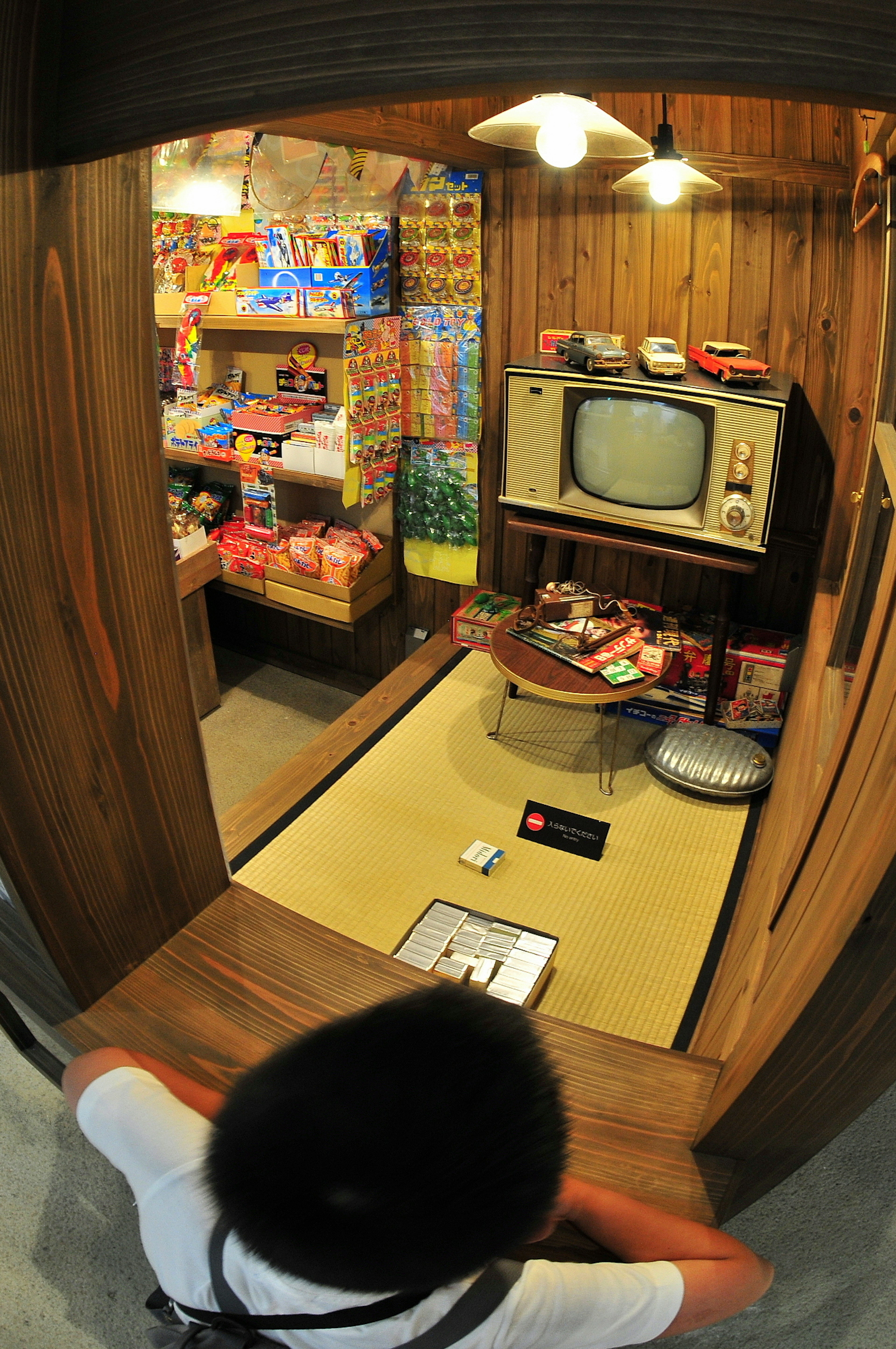 Habitación de madera con una televisión vintage y tatami