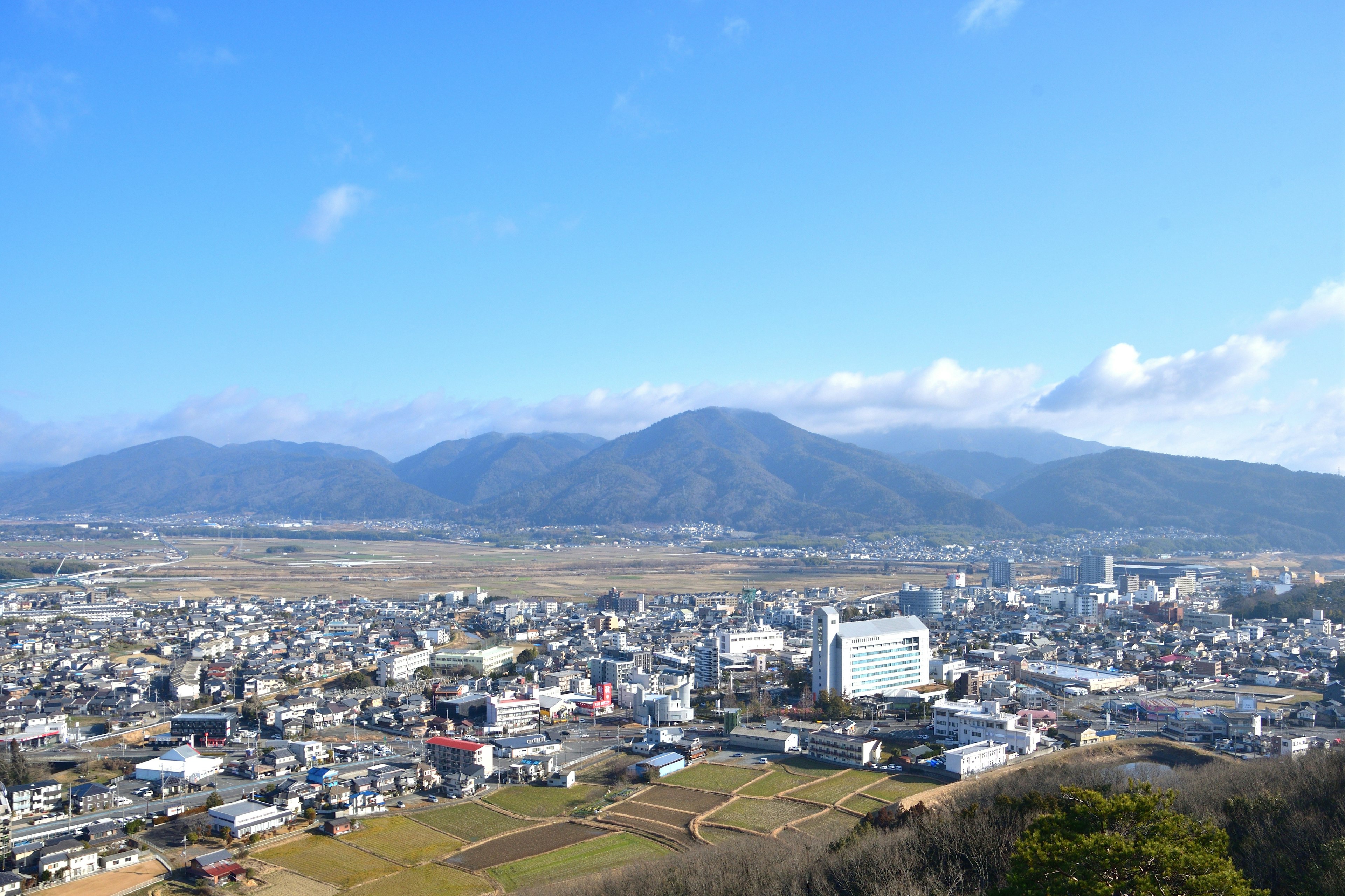 山々と広がる街のパノラマ風景青い空と雲の景色