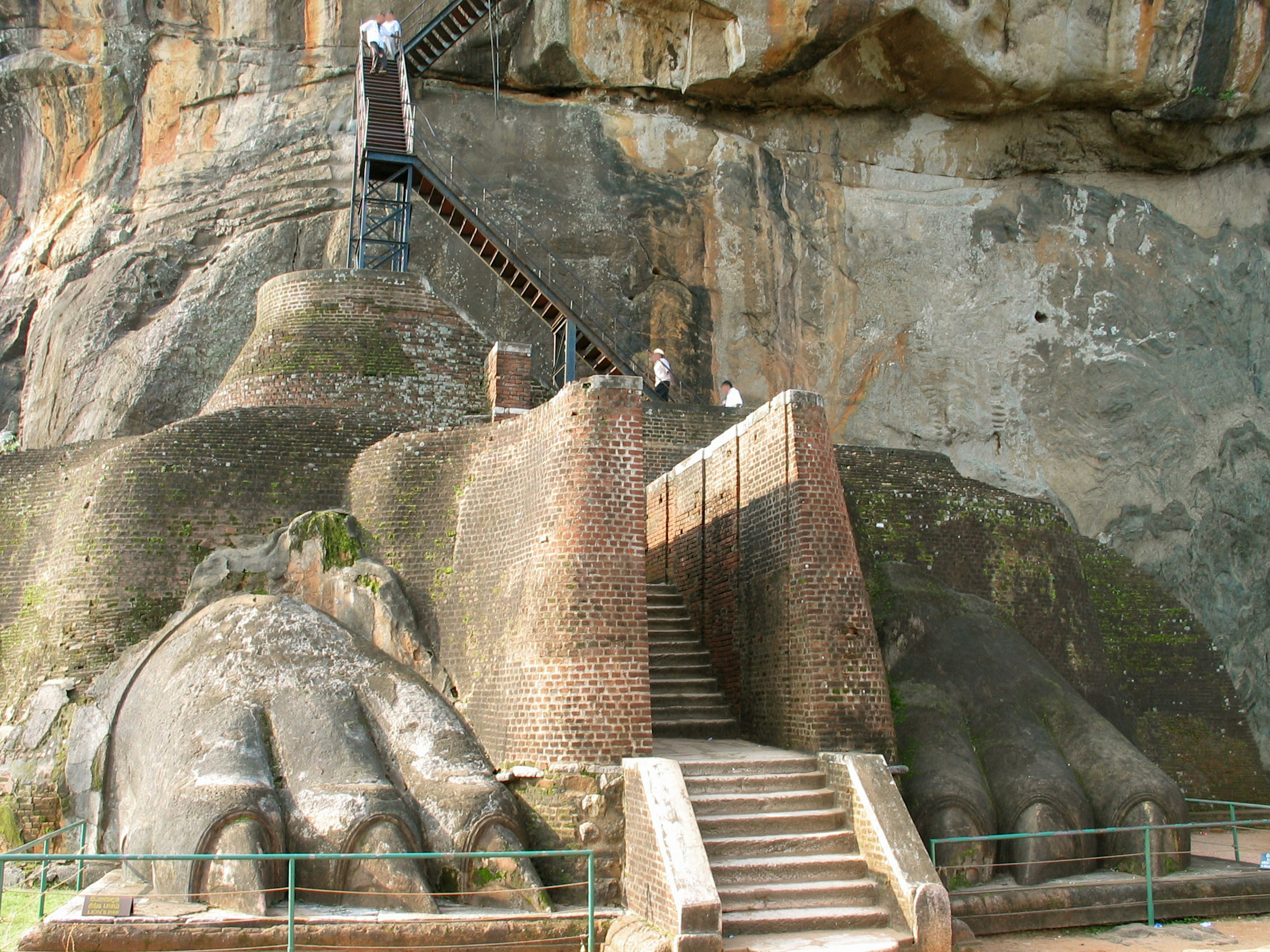 Escaliers menant au rocher de Sigiriya avec de grandes mains en pierre