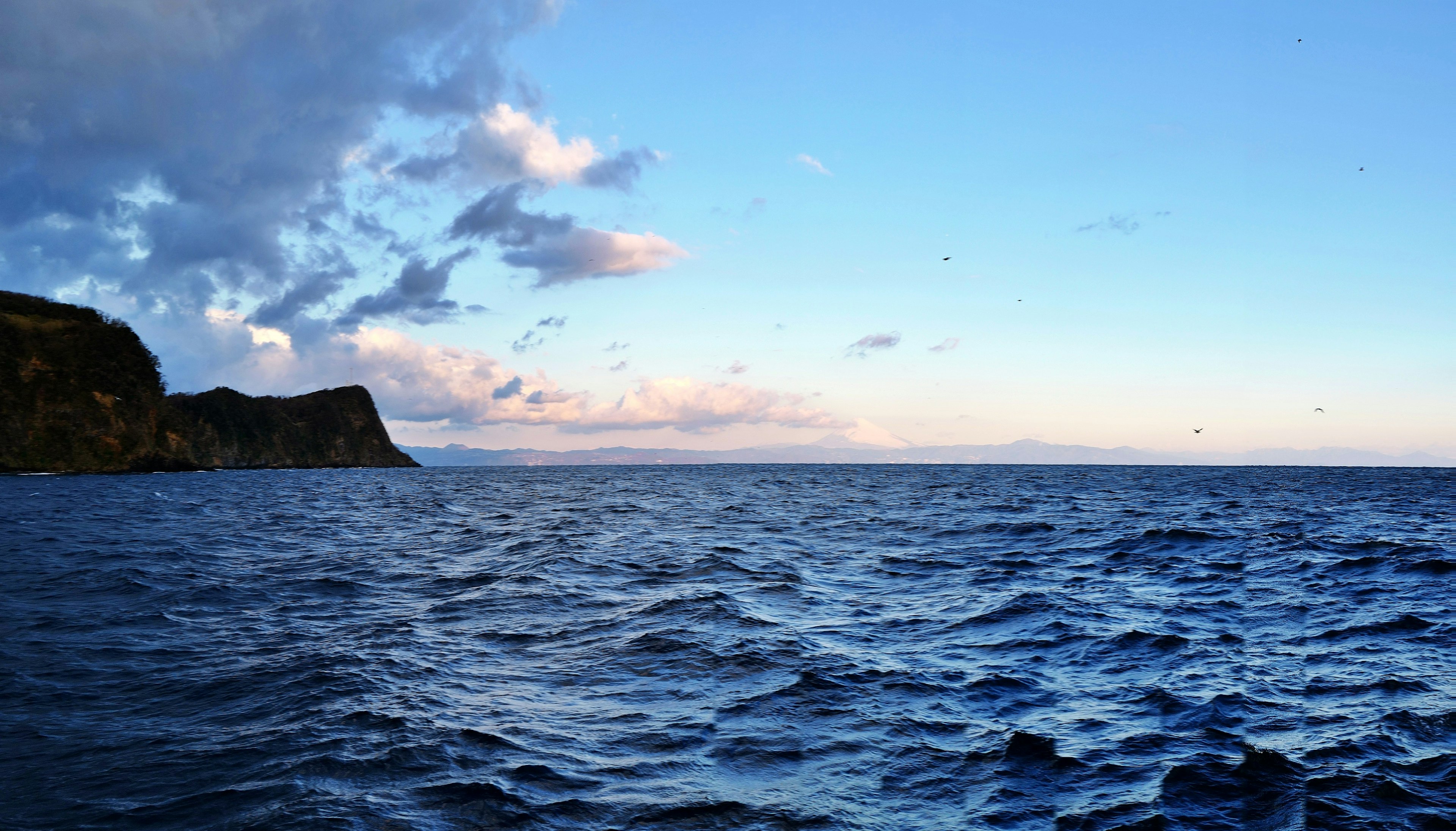 海と空の美しい風景で海面に波が見える