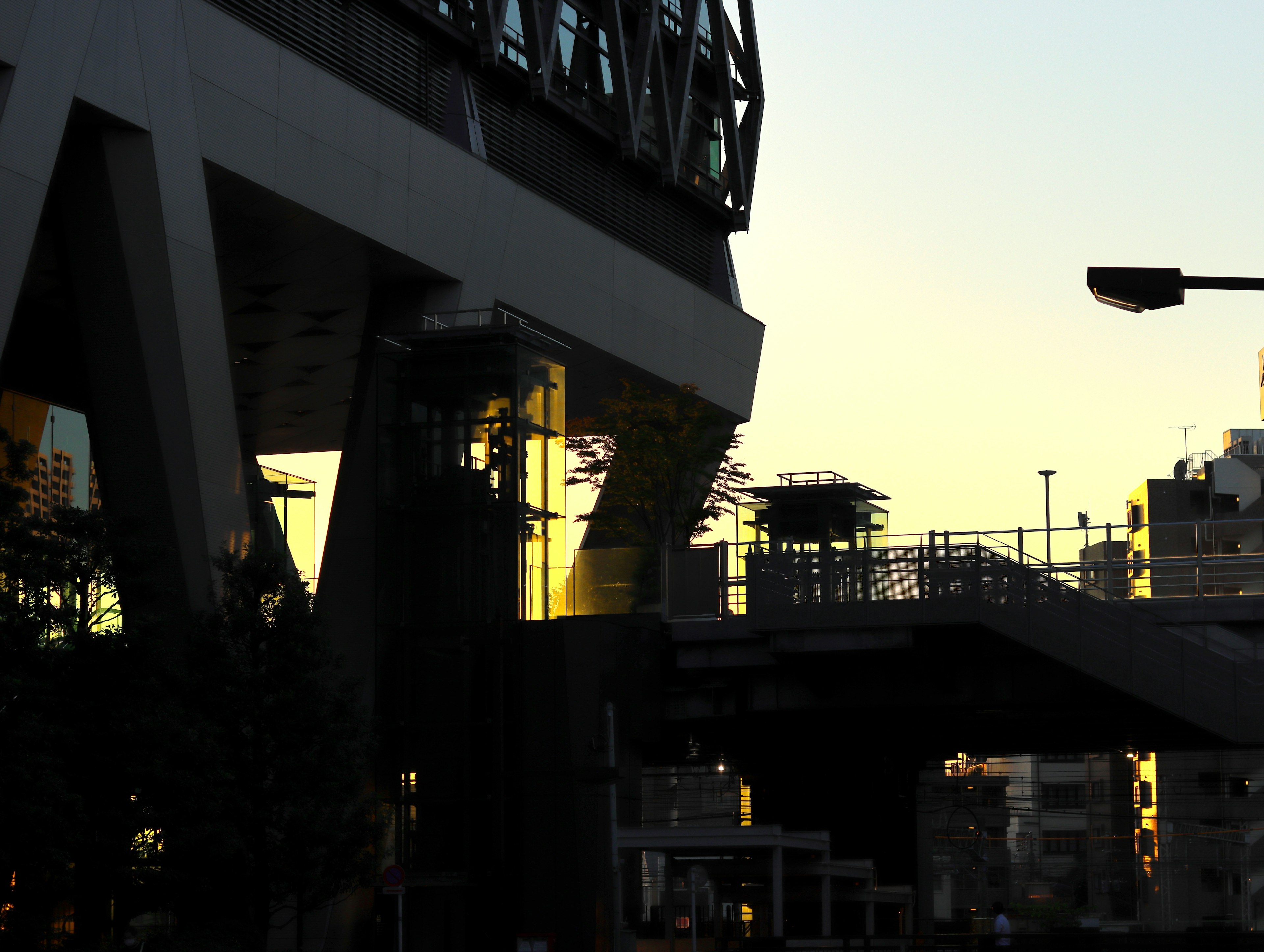 夕暮れの都市風景における現代的な建築の一部