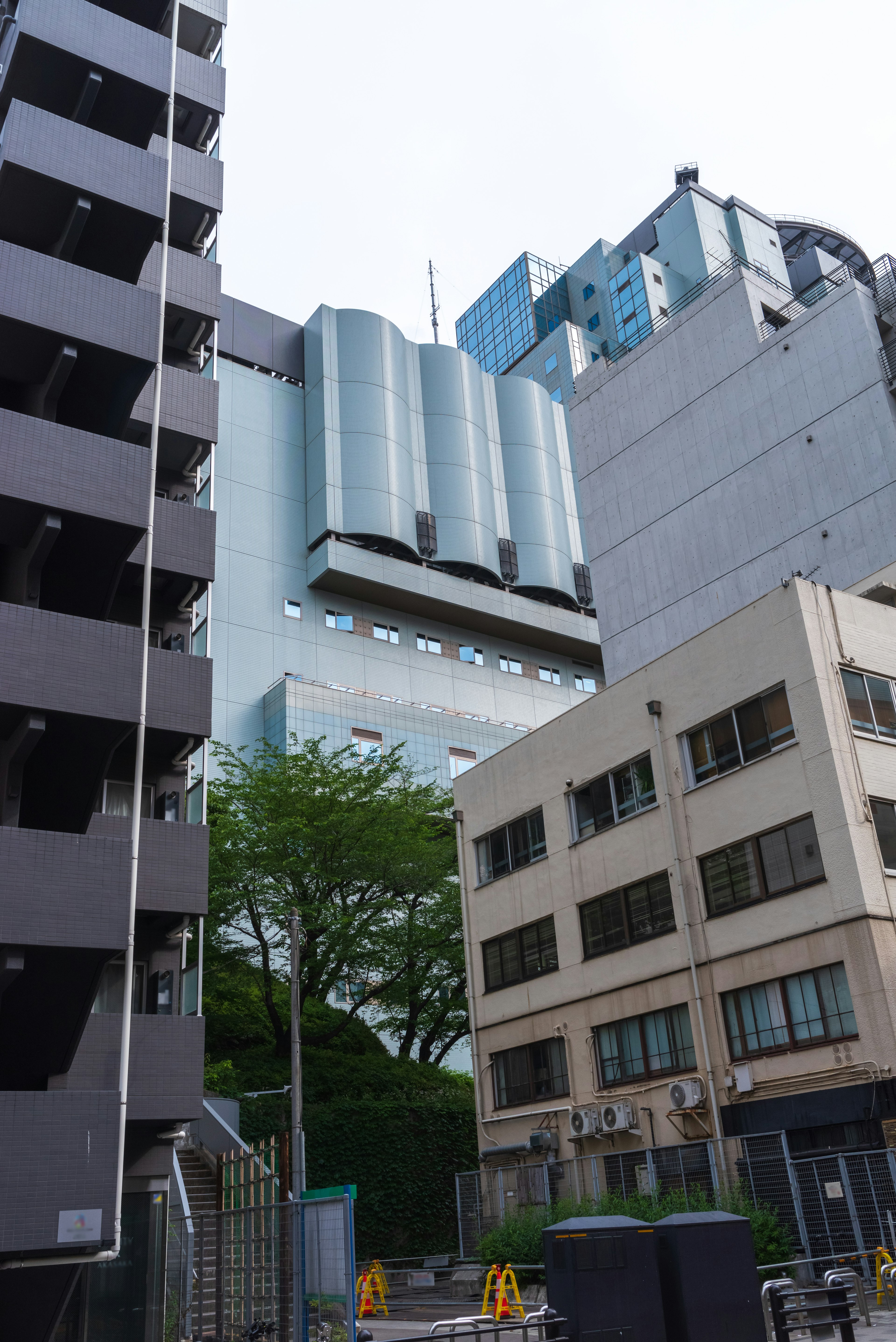 城市風景，具有高樓大廈和綠色樹木