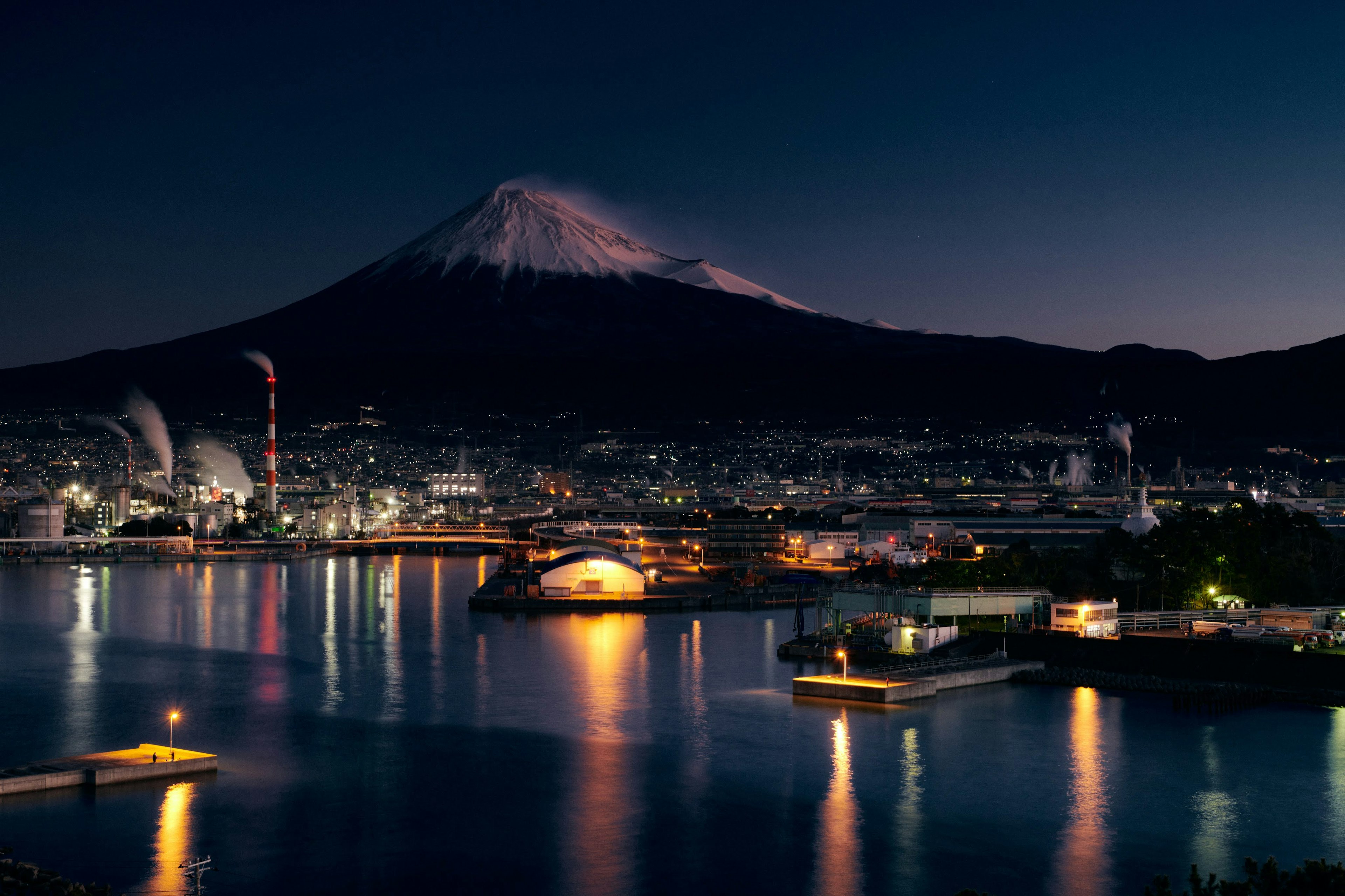 Pemandangan malam yang indah dari Gunung Fuji dan pelabuhan