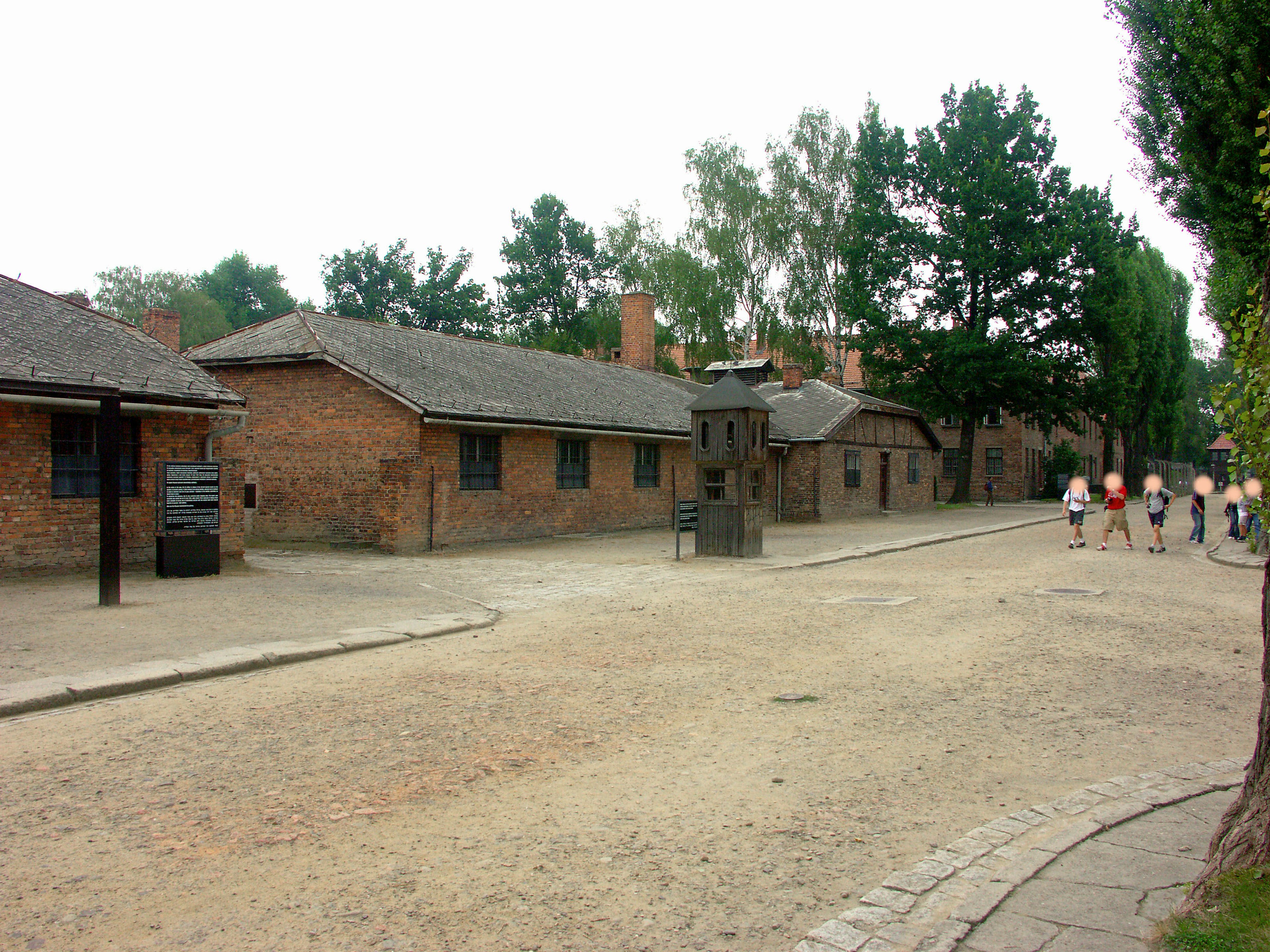 Các tòa nhà lịch sử Auschwitz và đường lát đá nhìn thấy được