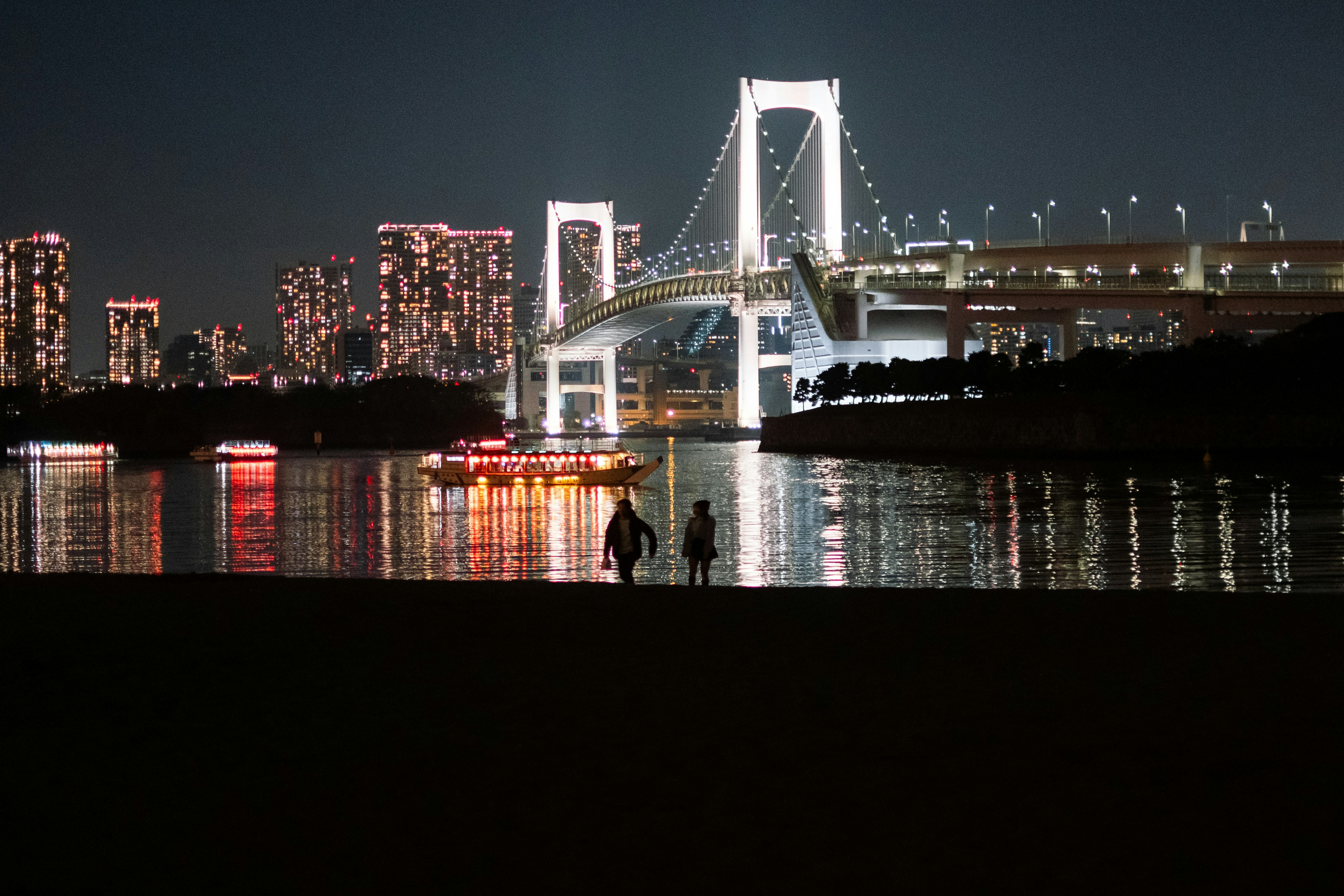 夜晚的彩虹桥与灯光璀璨的建筑和水边