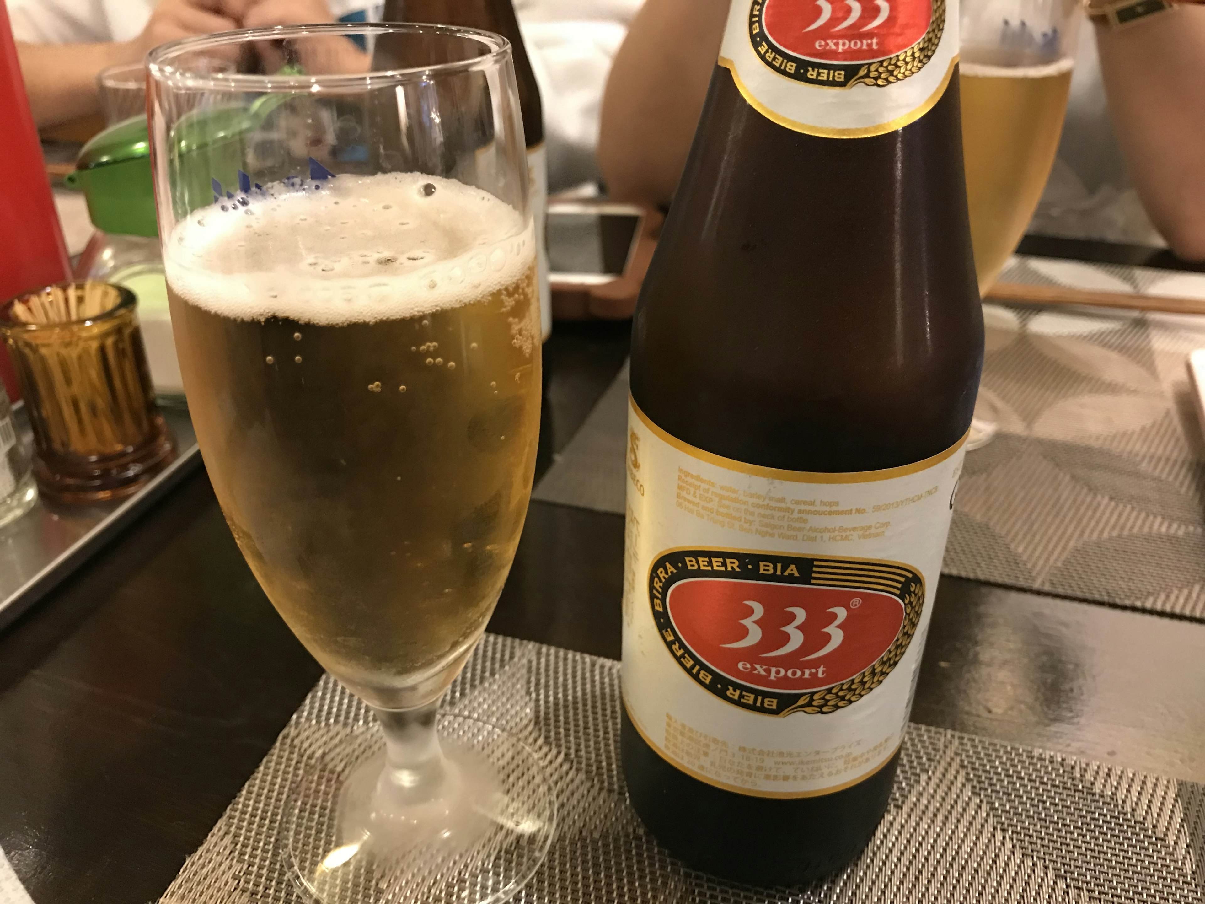 ビールとグラスの写真 333ビールのラベルが見える