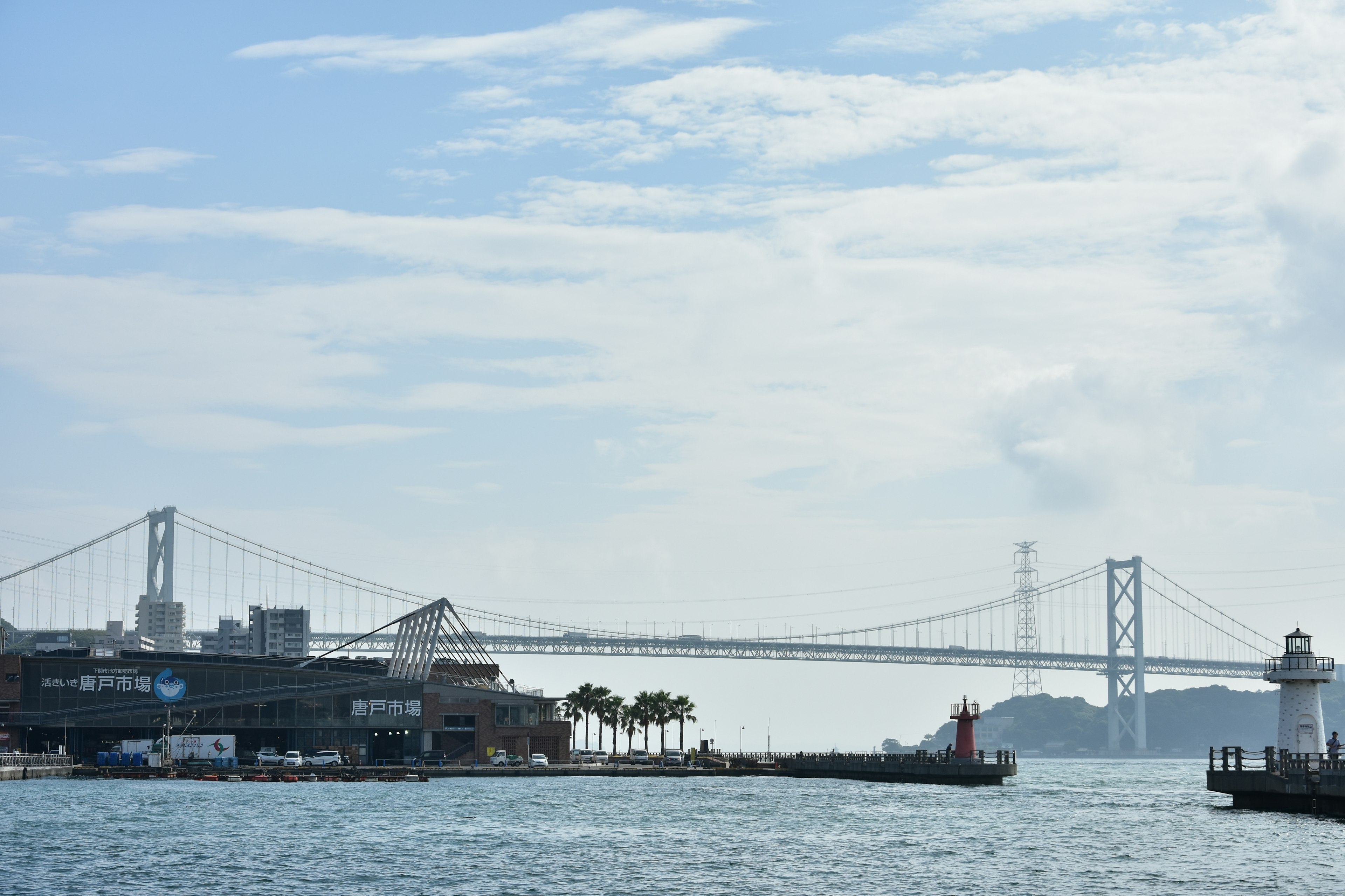 Vue de la mer avec un pont moderne et des bâtiments