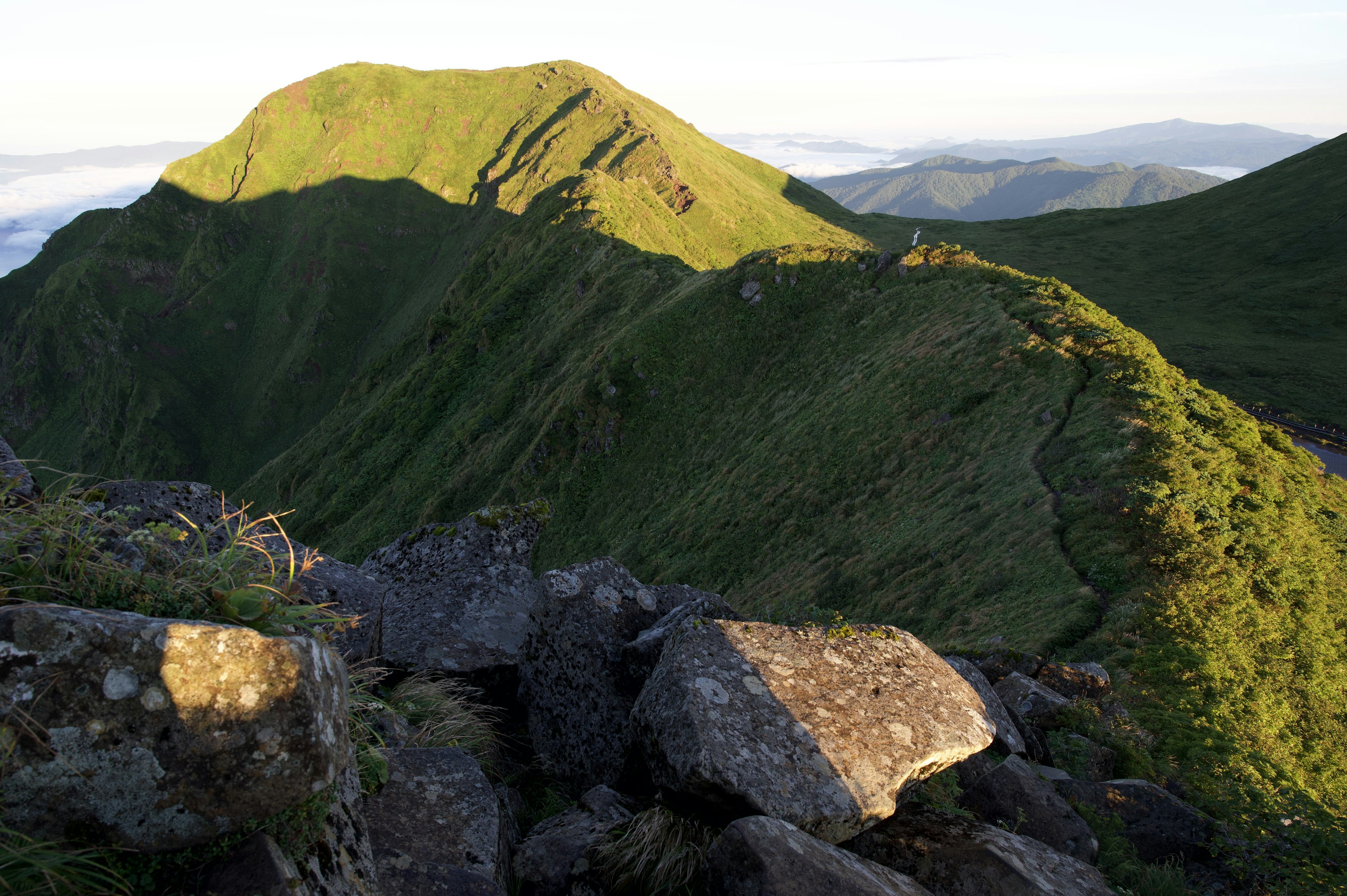 Vue panoramique de crêtes de montagne verdoyantes et de rochers