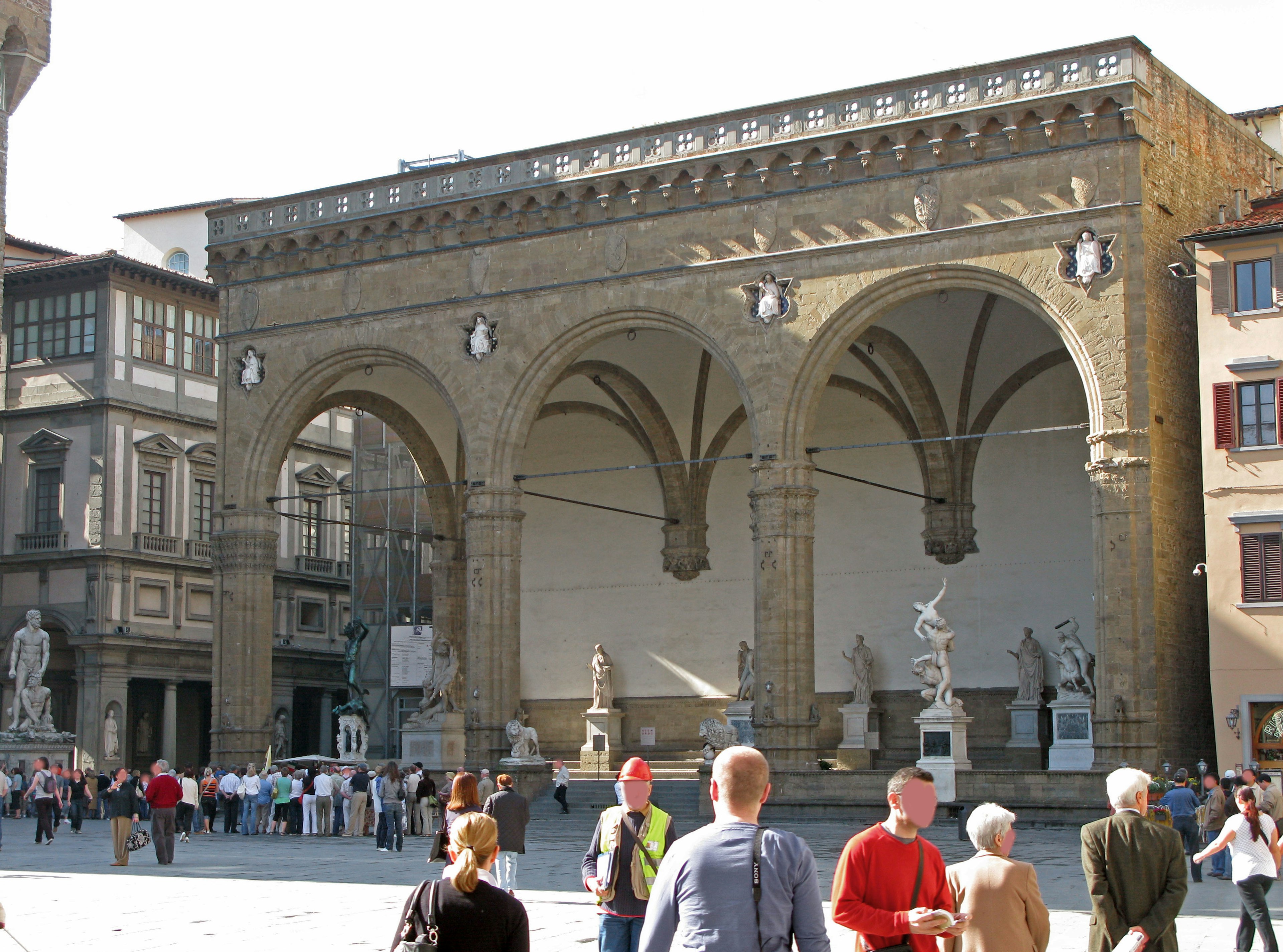 Vue extérieure de la Galerie des Offices à Florence avec une foule de touristes