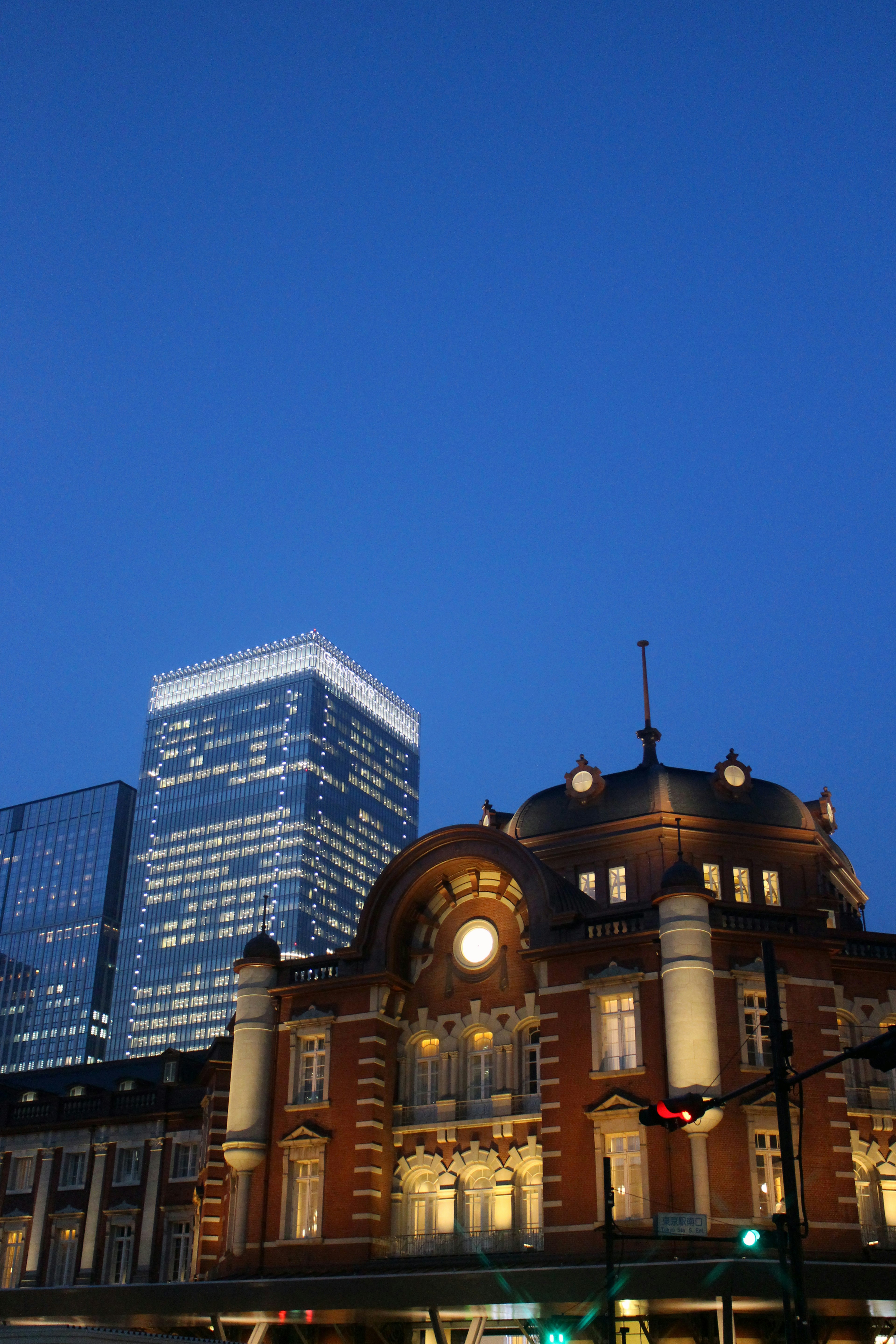 Die schöne Fassade des Bahnhofs Tokio im Kontrast zu modernen Wolkenkratzern