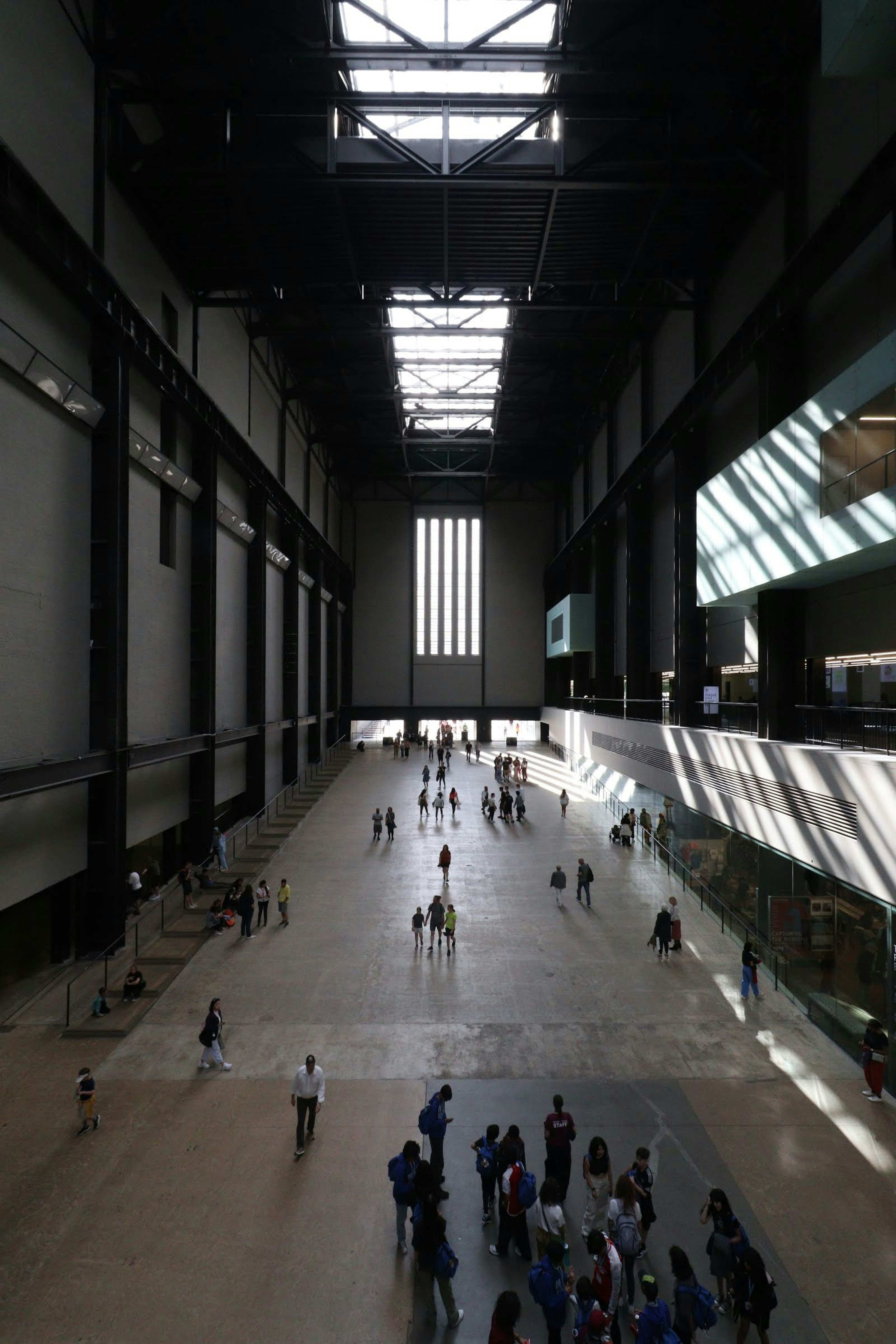 ภายในกว้างขวางของ Tate Modern พร้อมผู้เยี่ยมชม