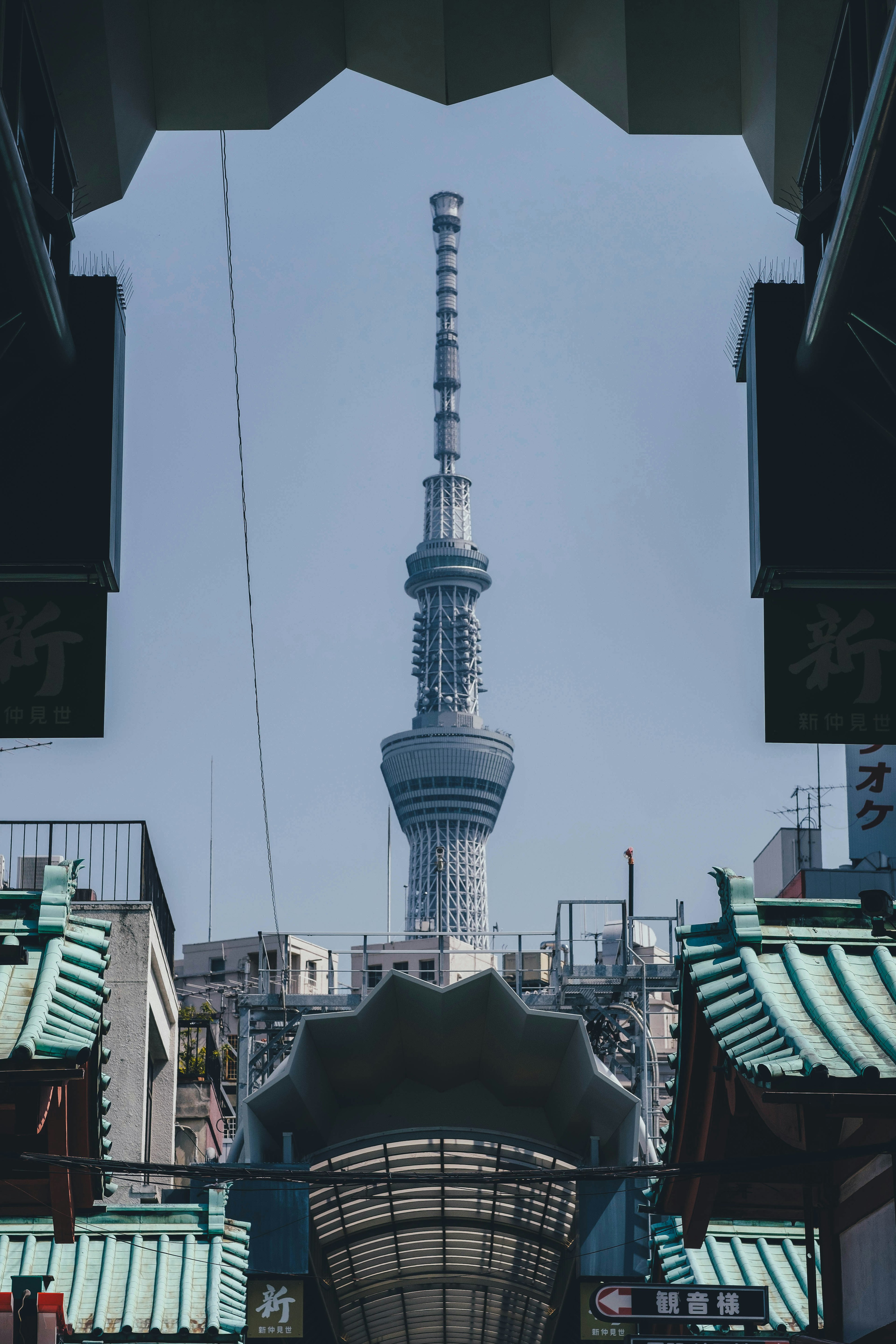 Pemandangan Tokyo Skytree melalui arcade tradisional