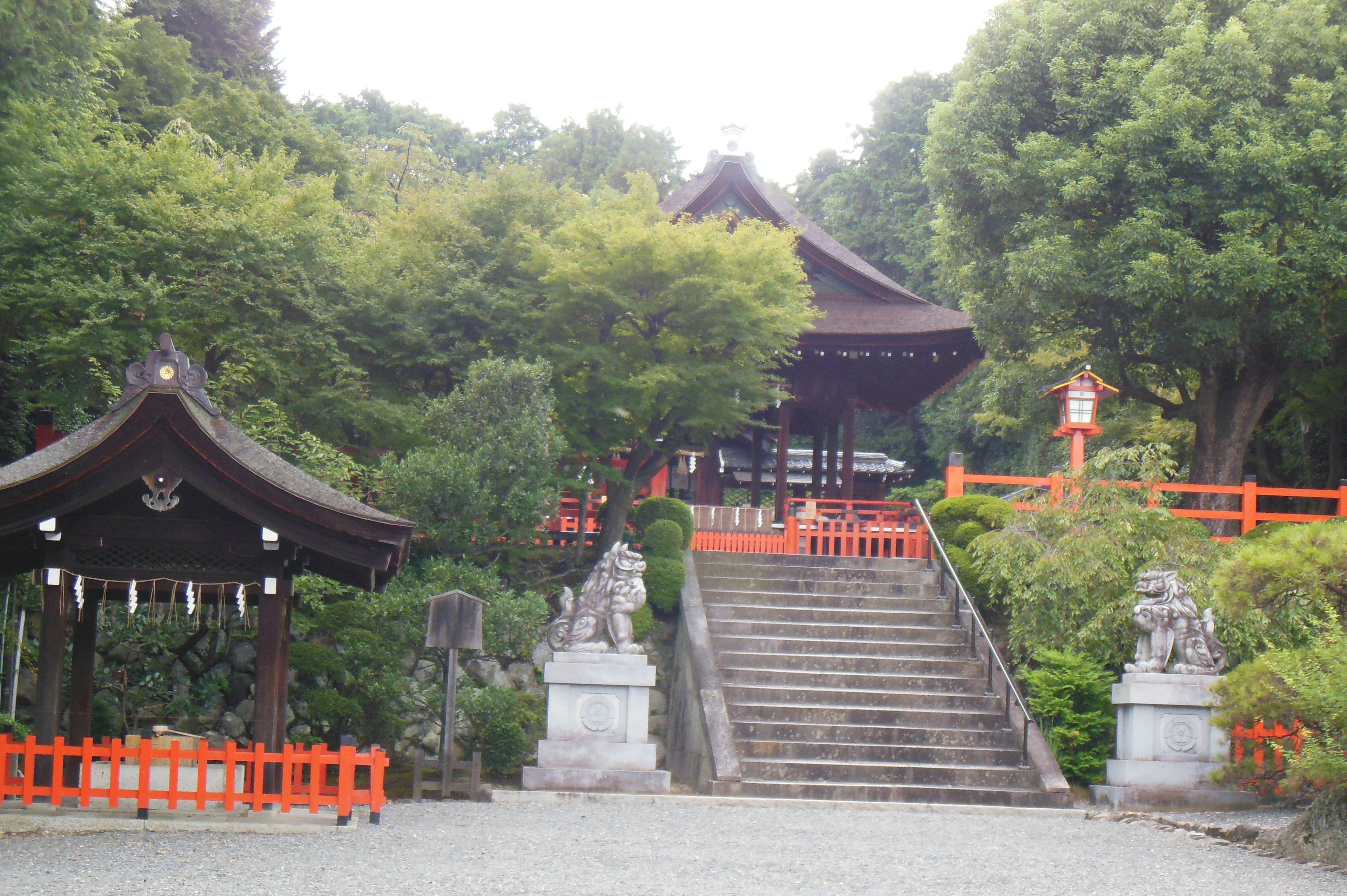 日本の神社の庭園と階段に囲まれた伝統的な建物