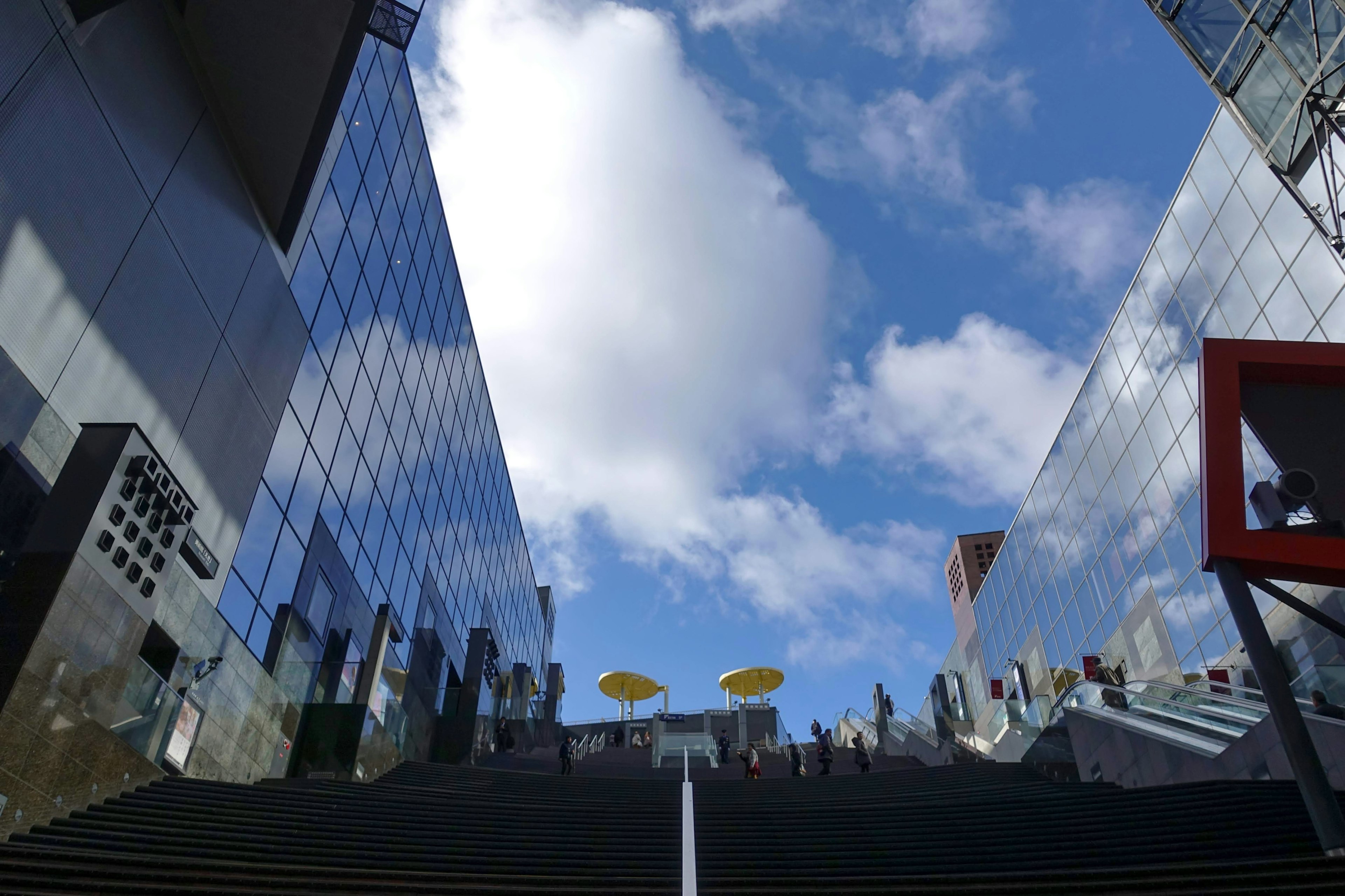 Edifici moderni in vetro riflettente sotto un cielo blu