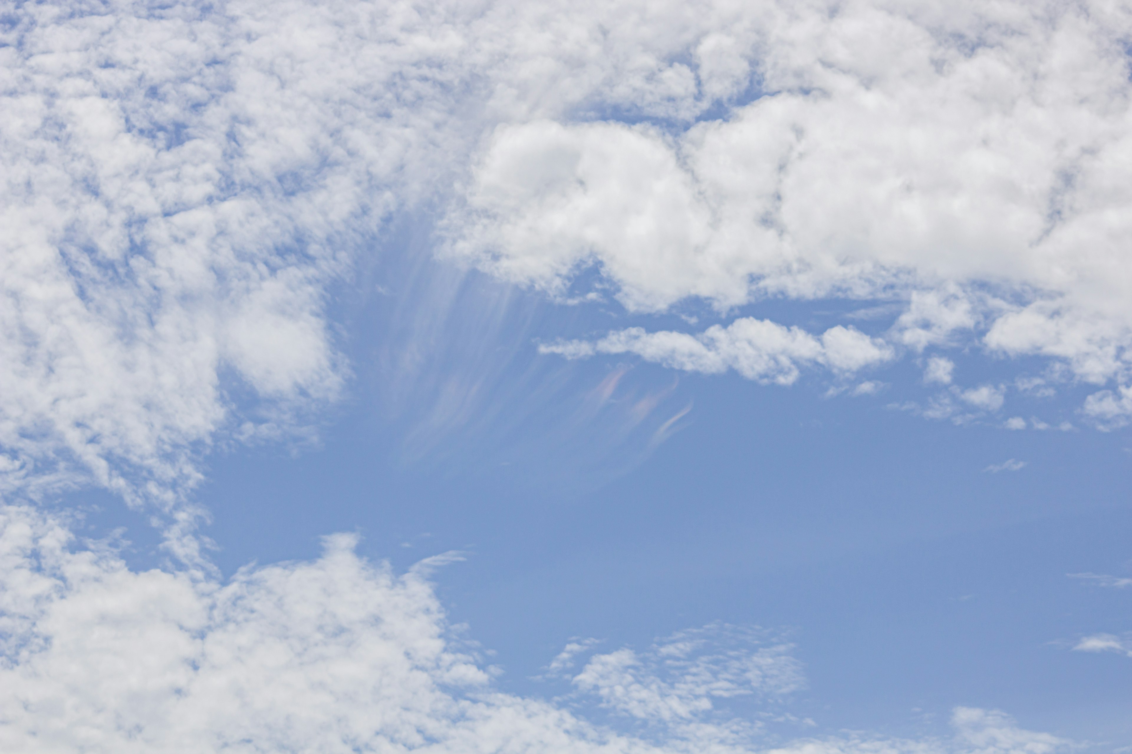 Hermosa vista de nubes blancas flotando en un cielo azul