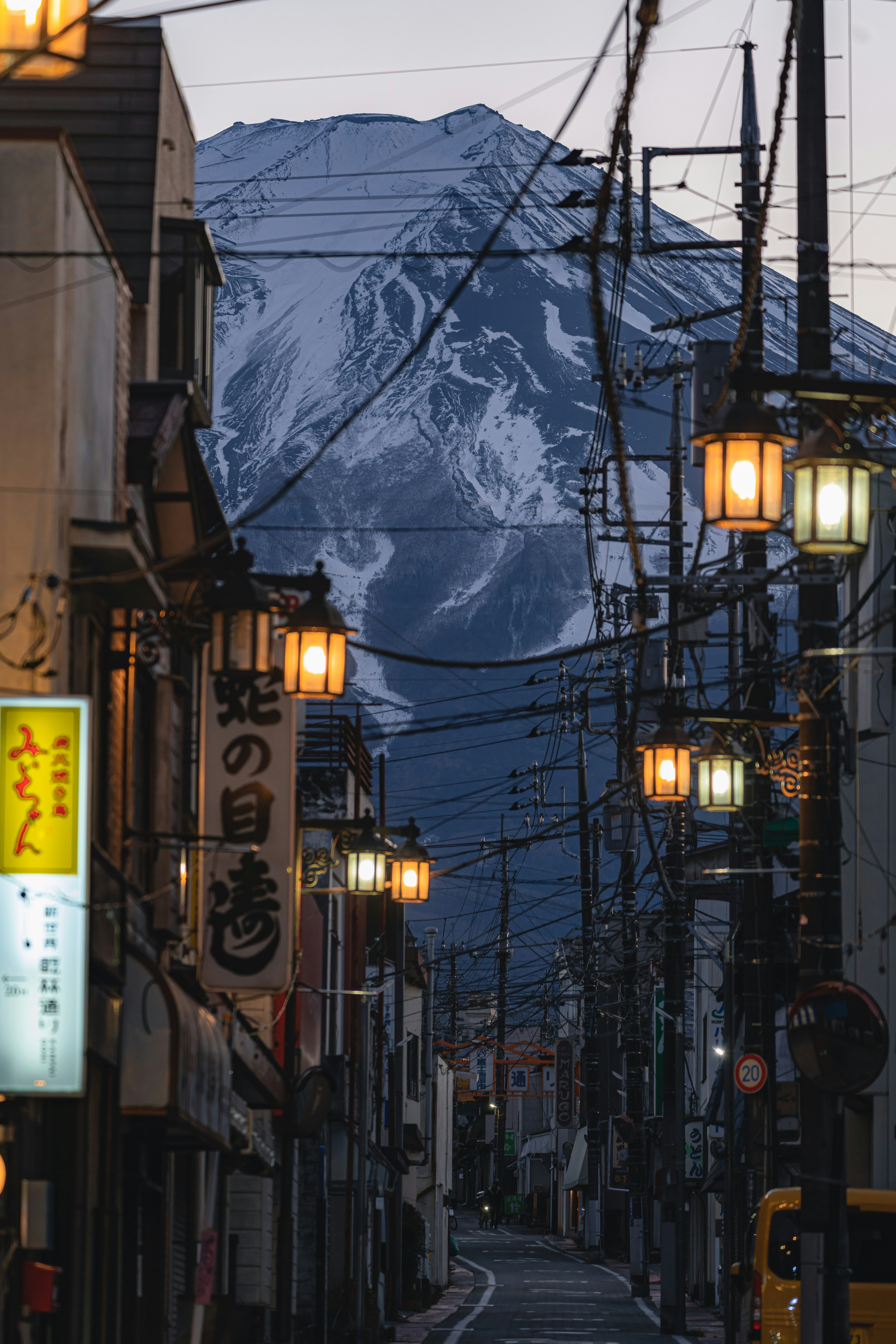 山が背景にある静かな街の風景と街灯