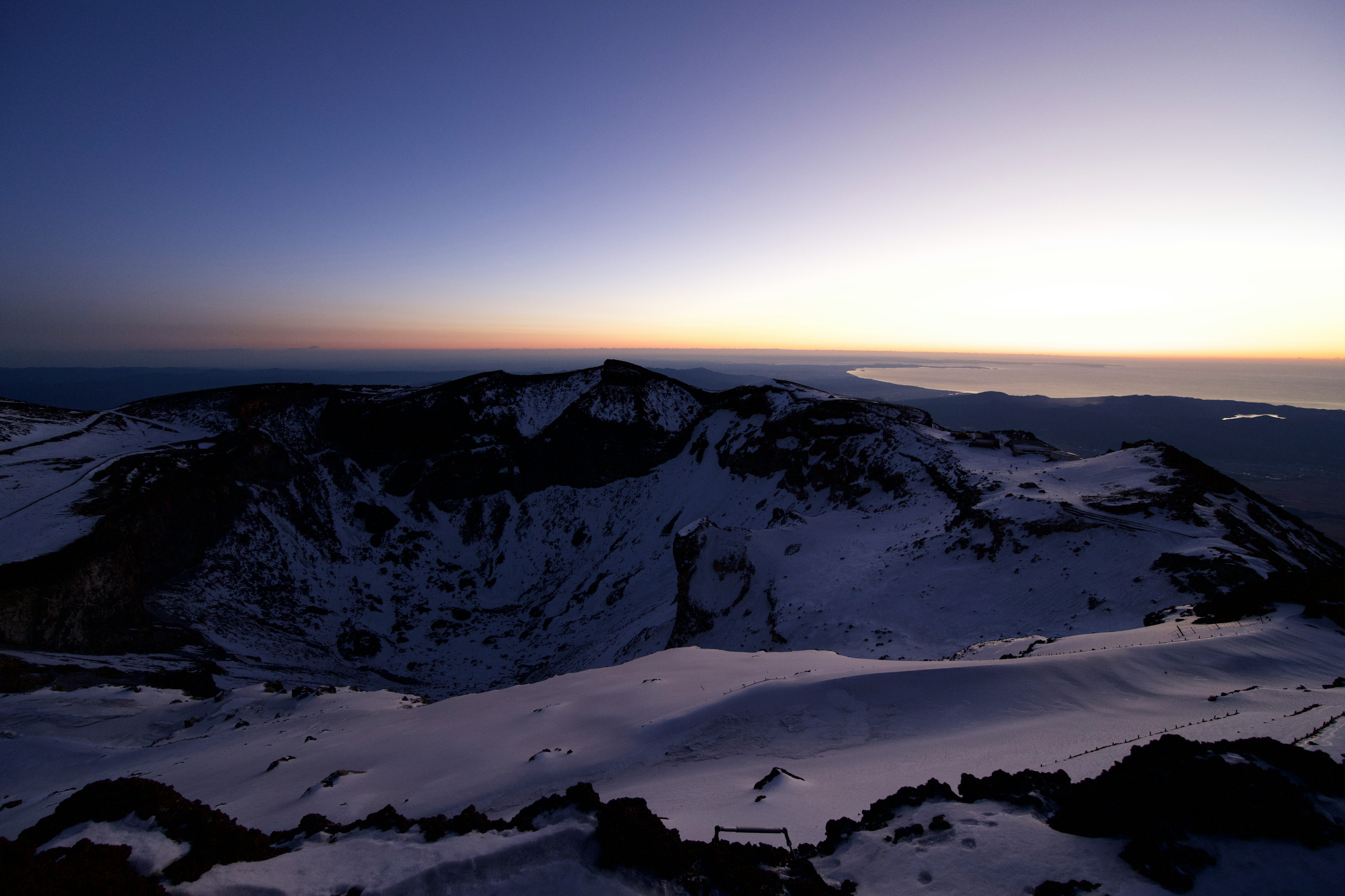 Vue du cratère de montagne enneigé avec ciel crépusculaire