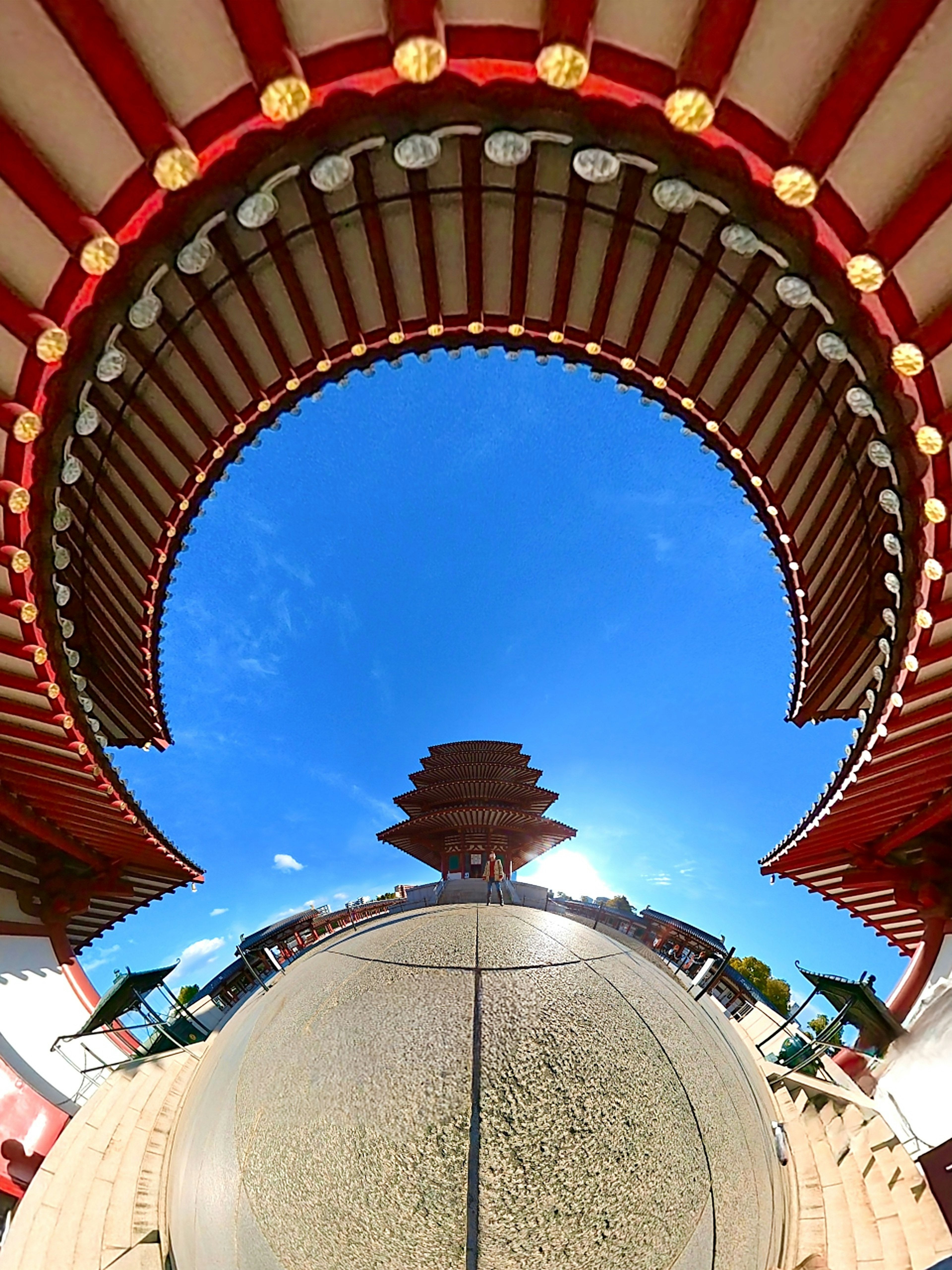 Vue d'un temple avec des toits rouges et un ciel bleu