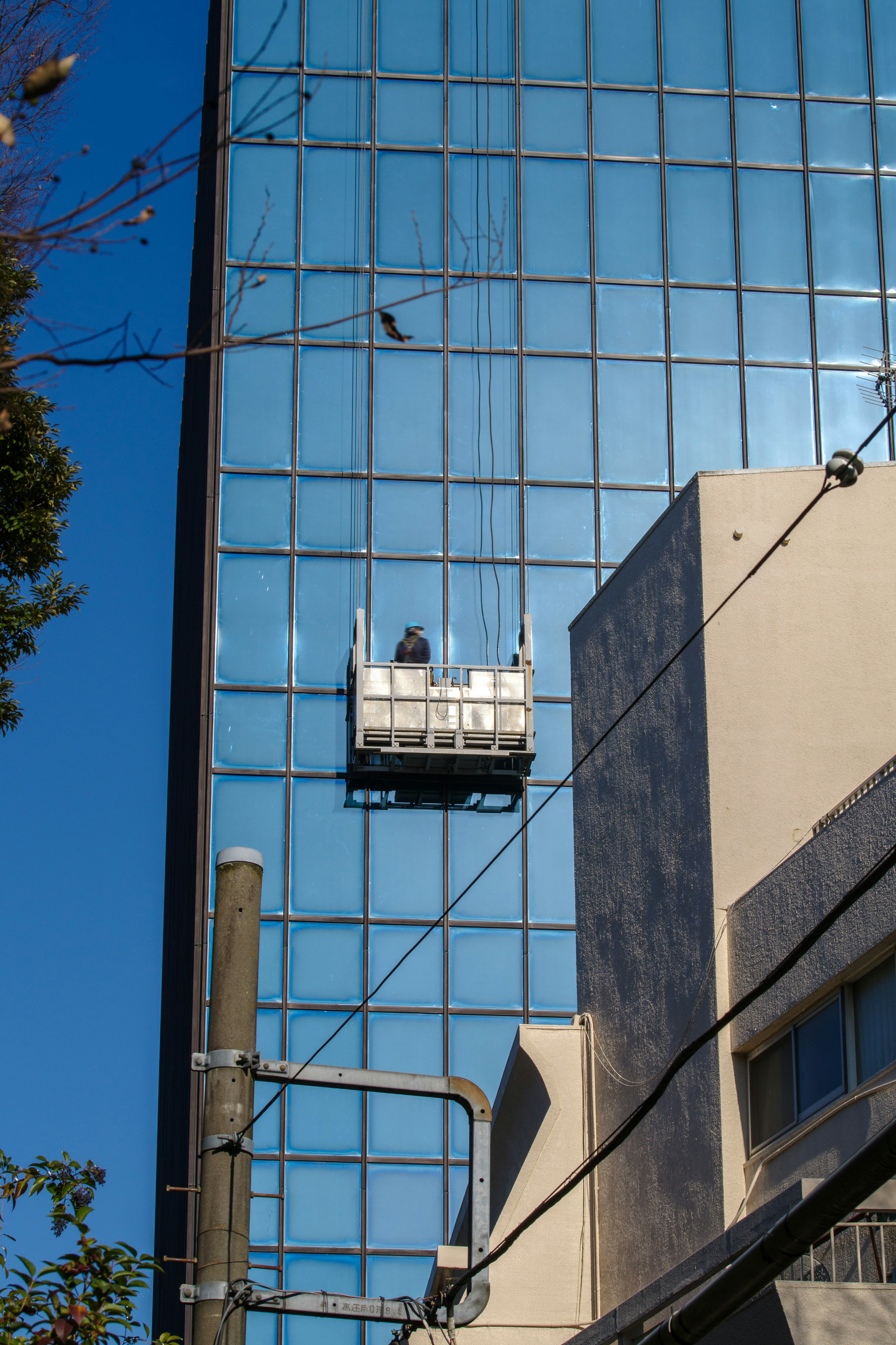 Arbeiter reinigt Fenster an einem Hochhaus