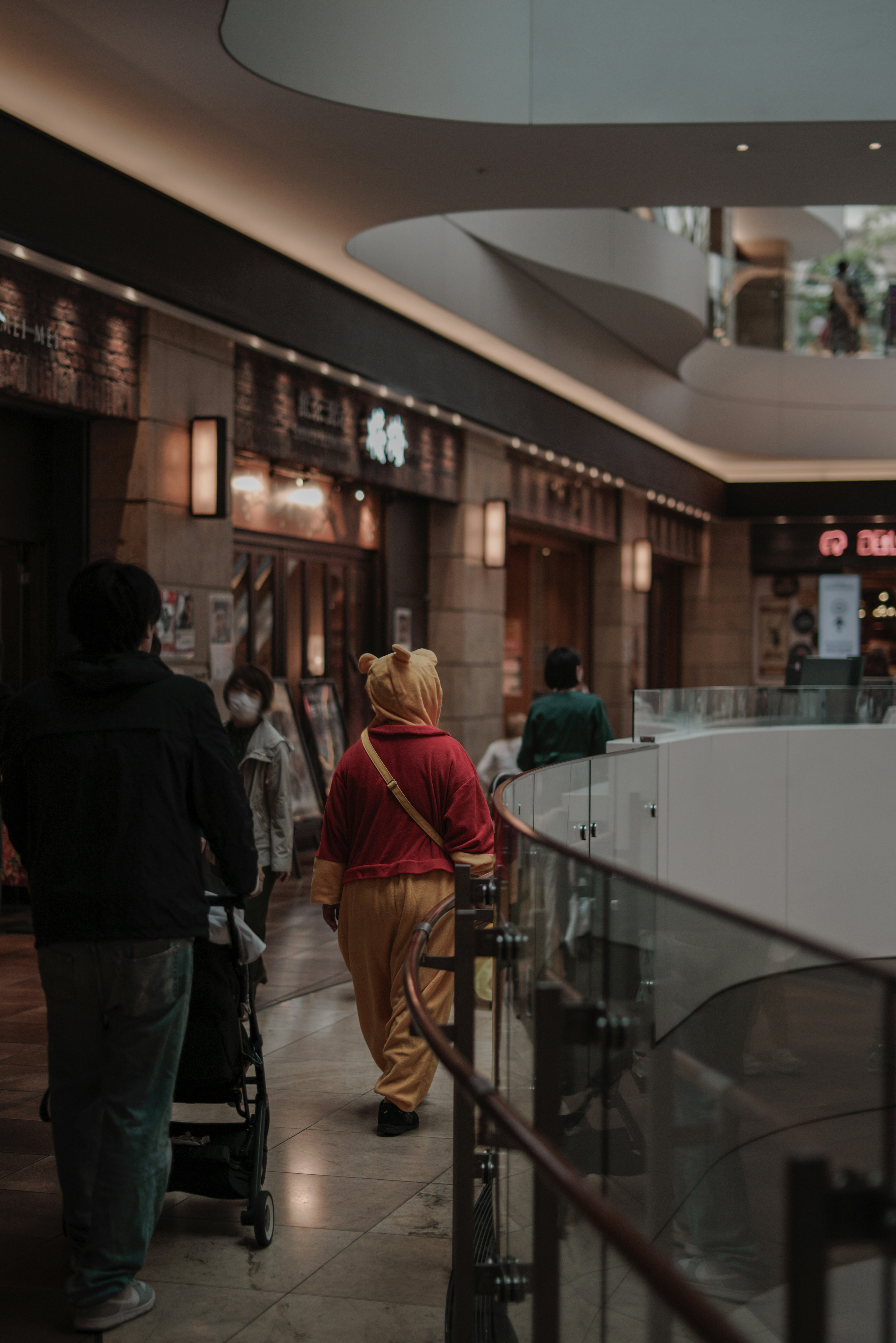 Des gens marchant dans un centre commercial avec un éclairage lumineux